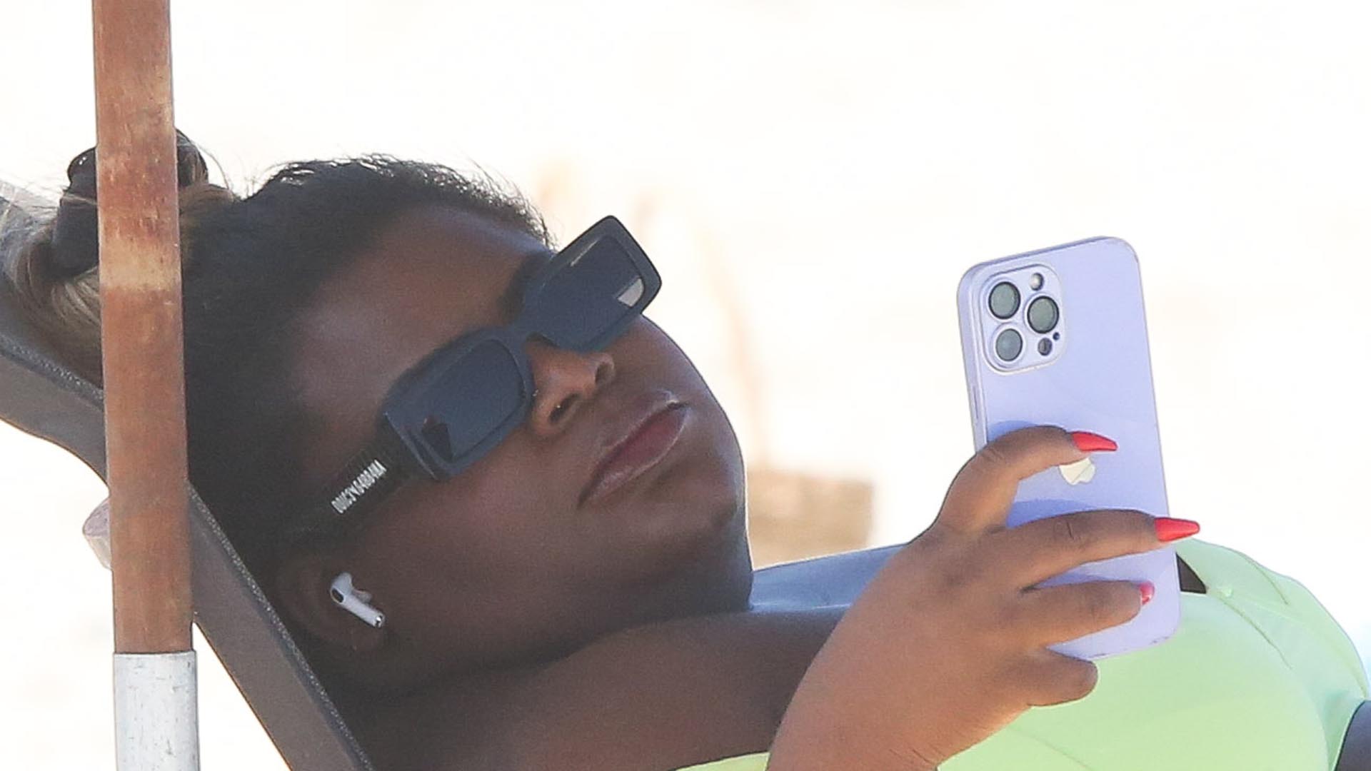 Jojo Todynho atrai os olhares ao usar biquíni verde neon na praia