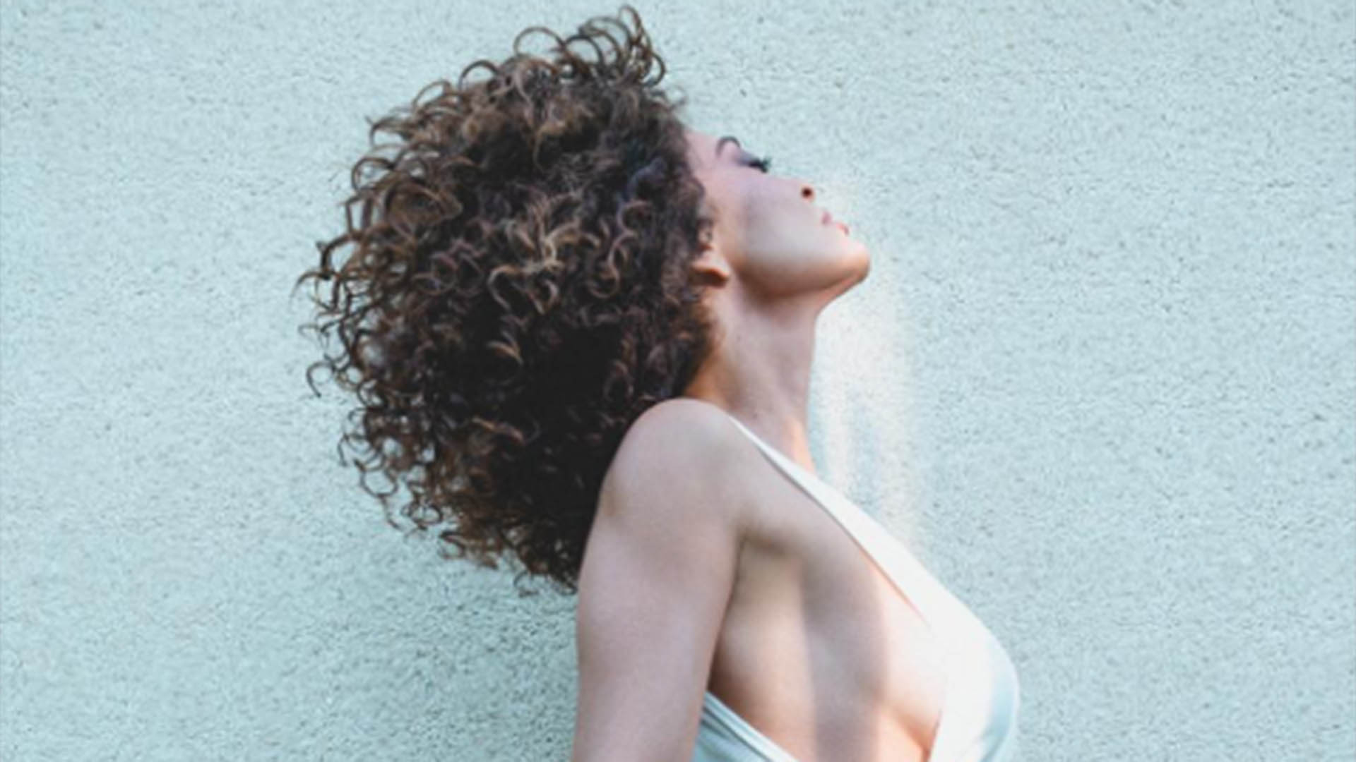 Juliana Paes dispensa a lingerie em look ousado e o marido diz: ‘Lindona’