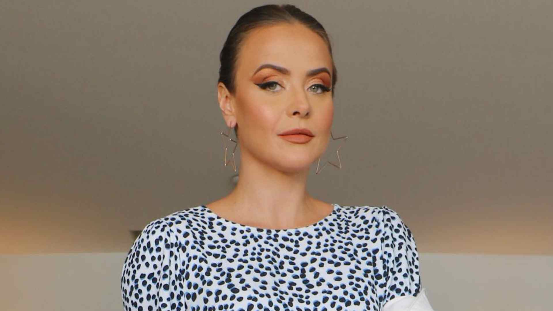 Juliana Silveira chama atenção ao exibir pernas torneadas em look curtinho: “Linda”