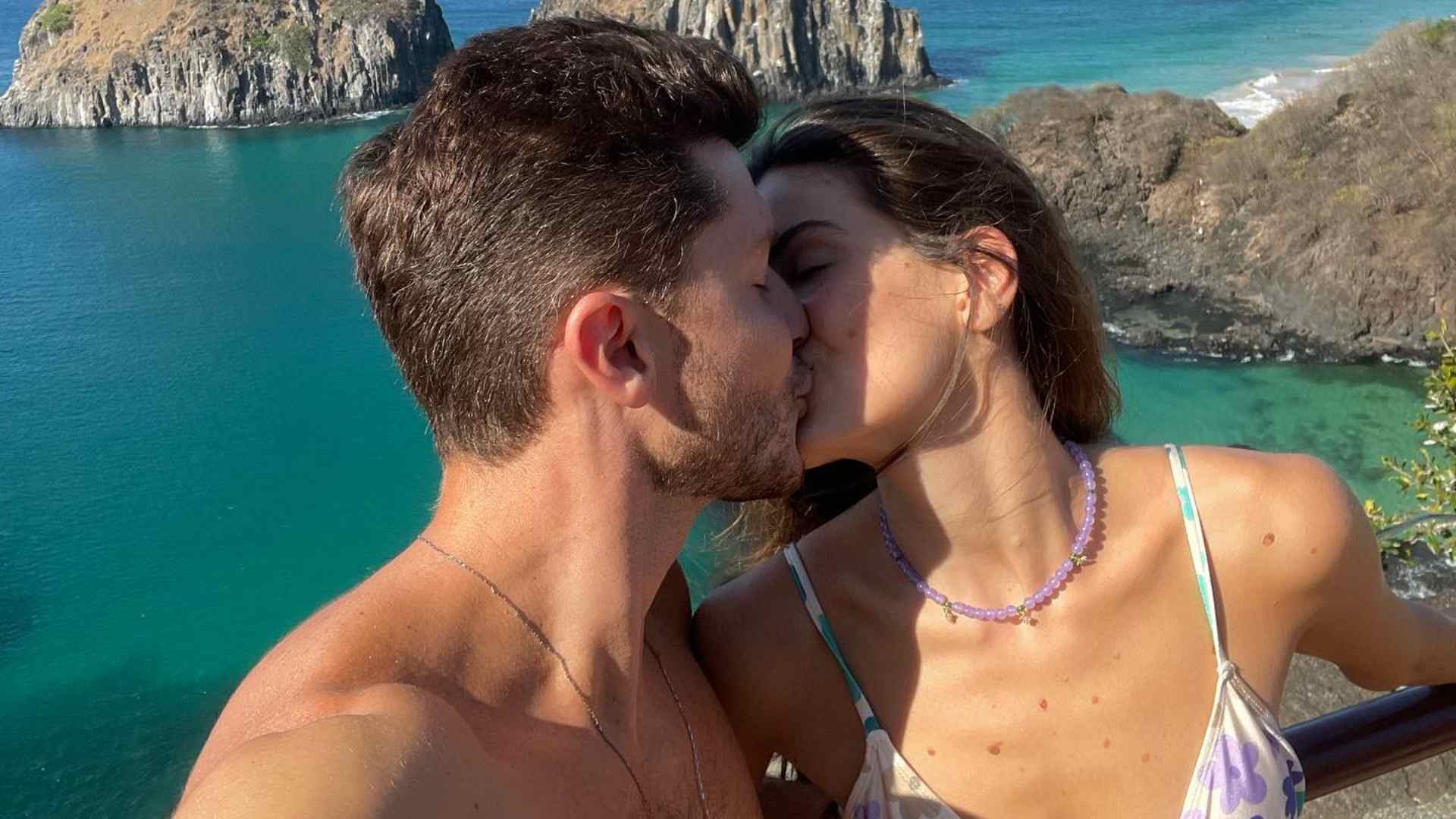 Com fotos românticas, Klebber Toledo se declara no aniversário de Camila Queiroz