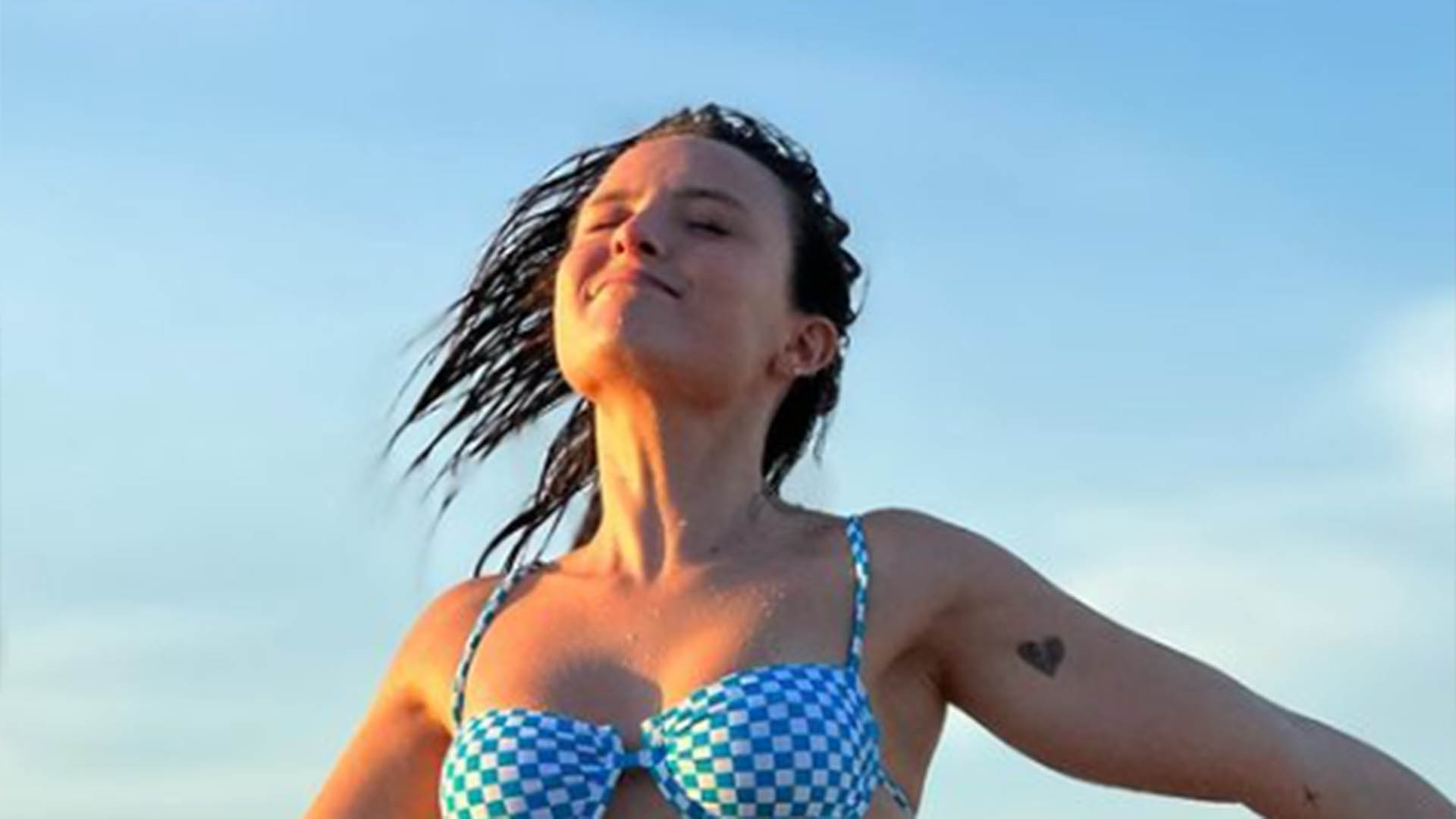 Longe da TV, Larissa Manoela exibe corpaço absurdo na praia: ‘Que mulher’