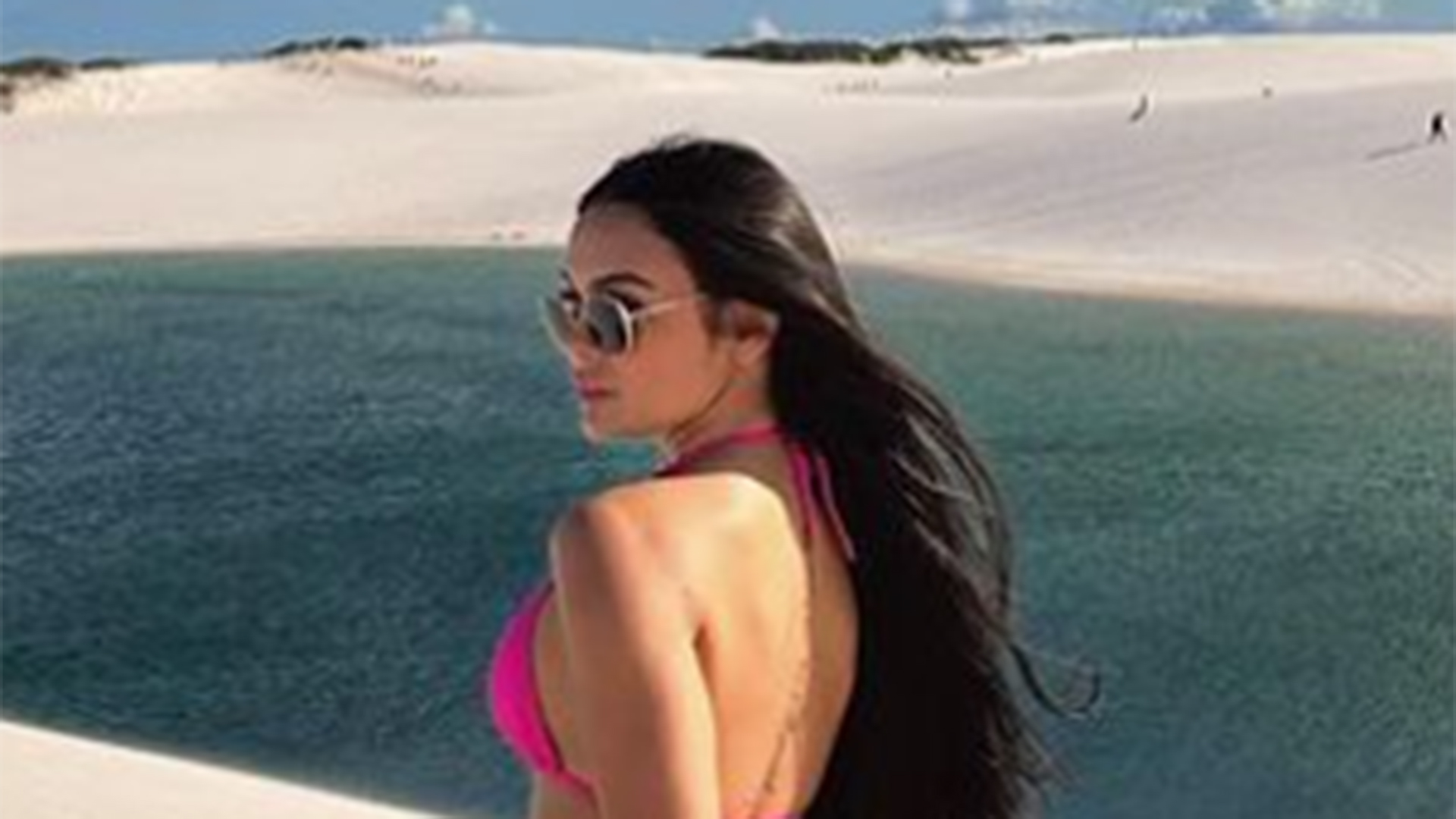 Ex-BBB Larissa Santos deixa pouco para a imaginação ao usar biquíni fio-dental