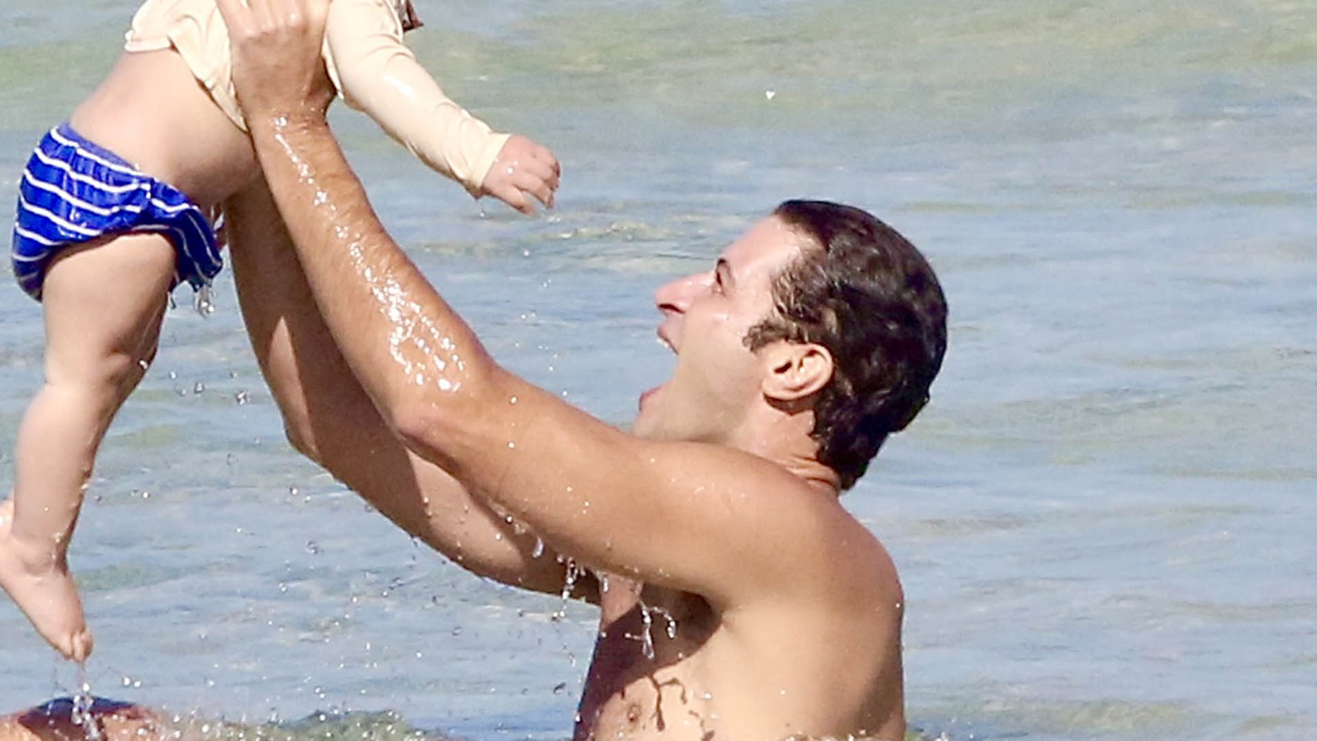 Ator de Terra e Paixão, Leandro Lima curte dia na praia com o filho caçula