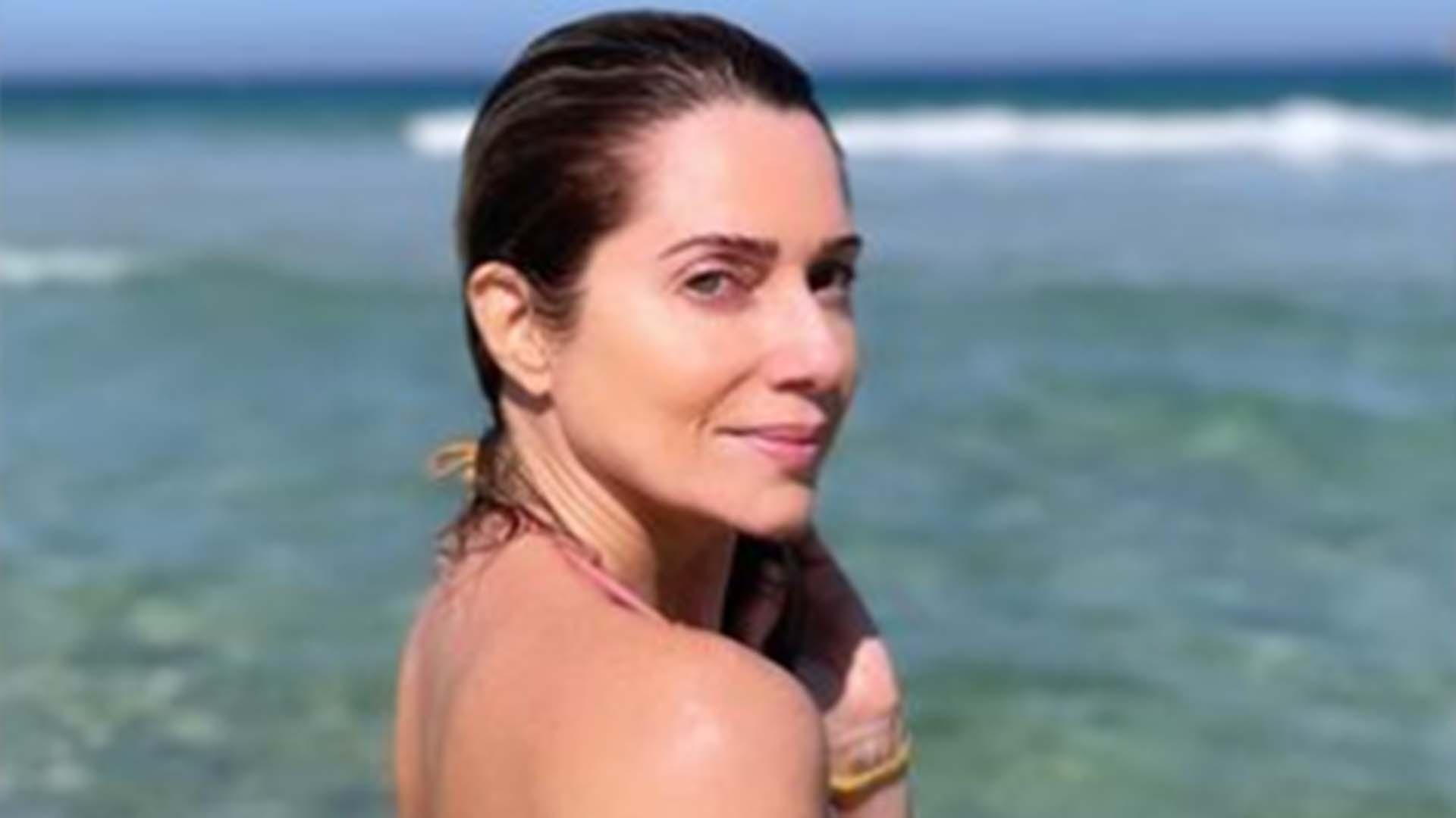 De biquíni, Leticia Spiller ostenta suas curvas impecáveis na praia
