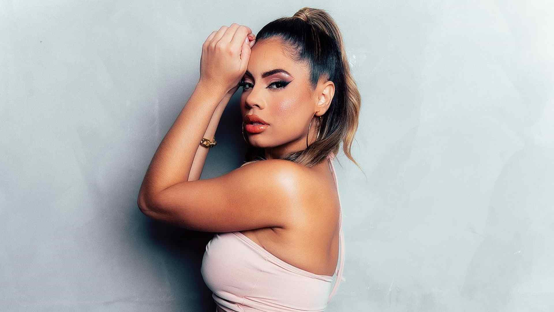 Lexa ostenta curvas impecáveis ao surgir com look justinho: “Gata”