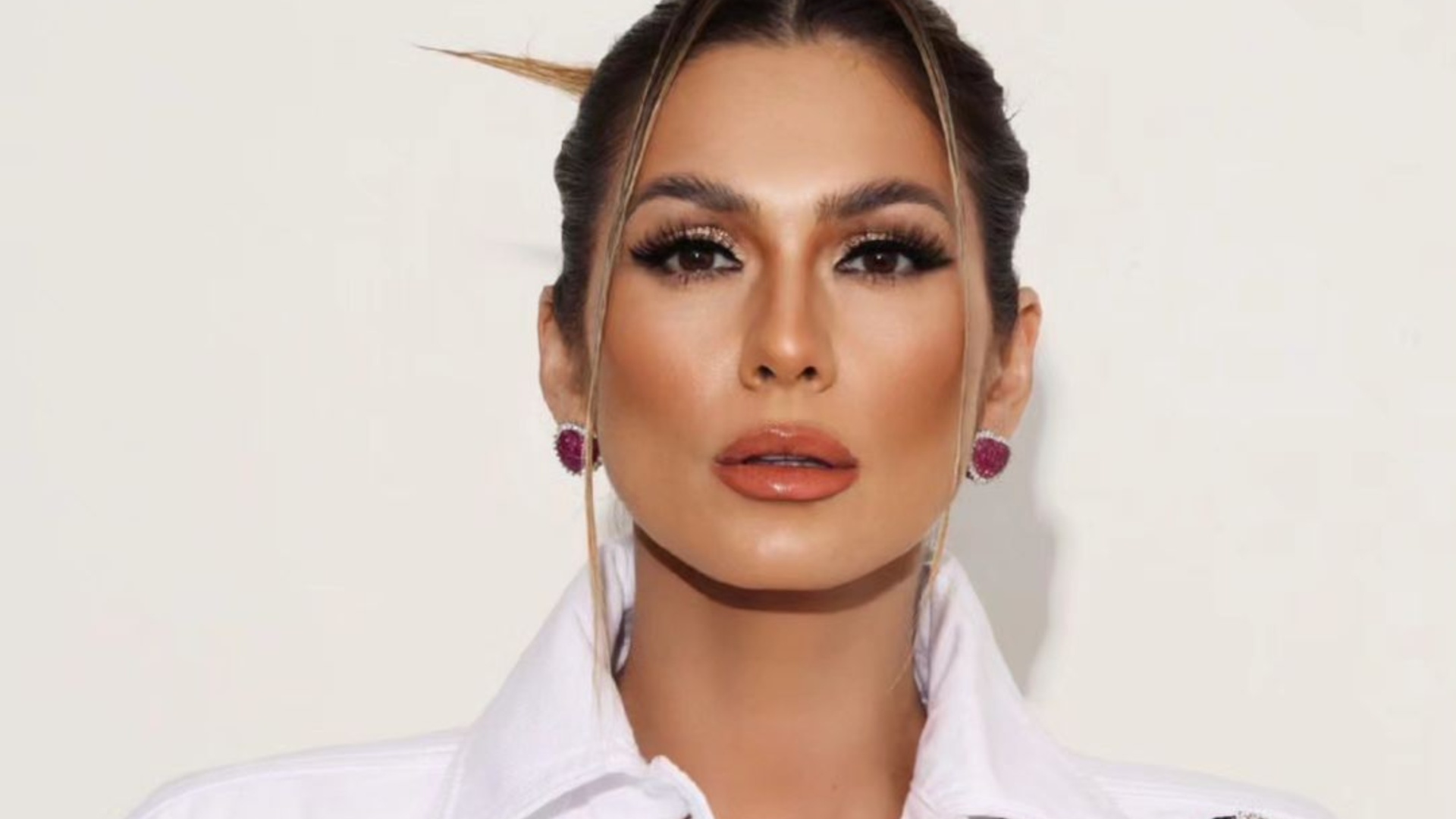 Lívia Andrade abre a jaqueta e deixa decote nu à mostra: ‘Espetacular’