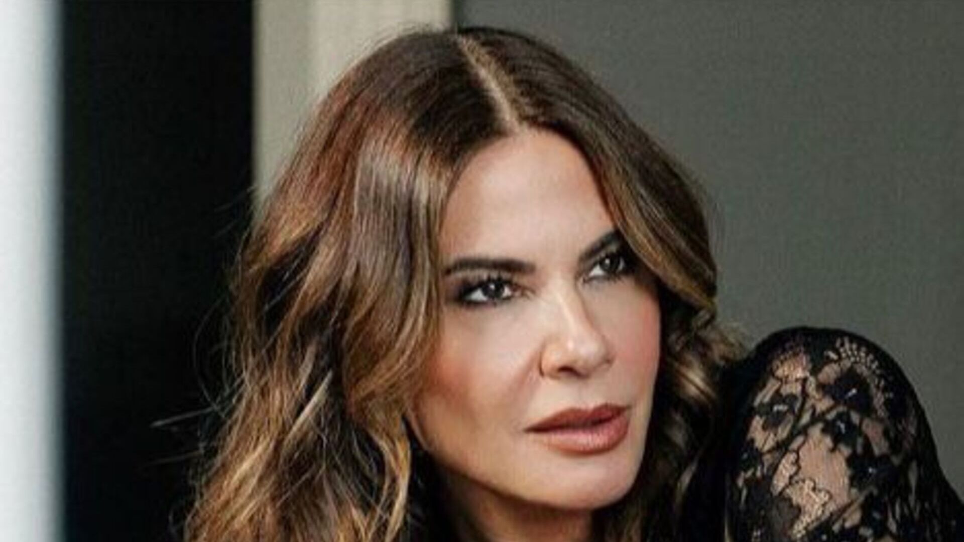 Luciana Gimenez dá show de sensualidade ao posar para fotos na cama: “Poderosa”