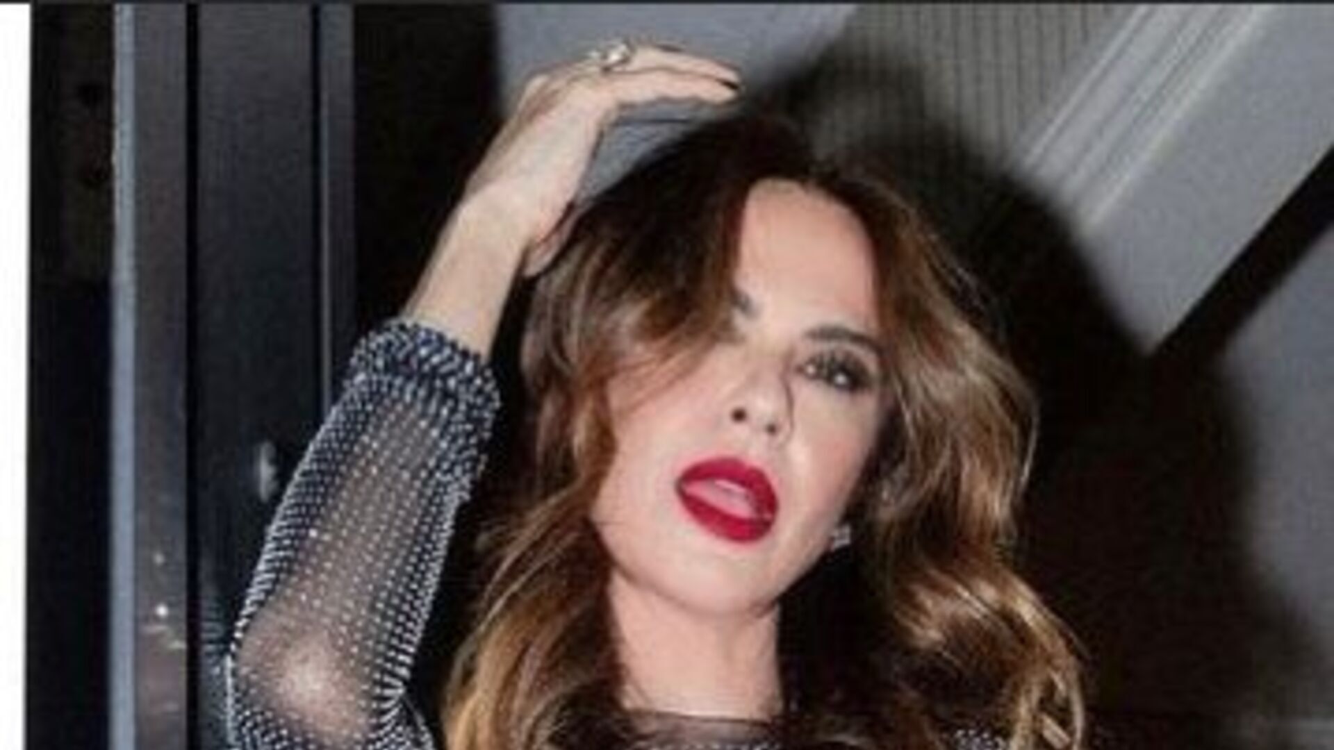 Luciana Gimenez causa controvérsia ao surgir com look transparente: “Pra quê?”