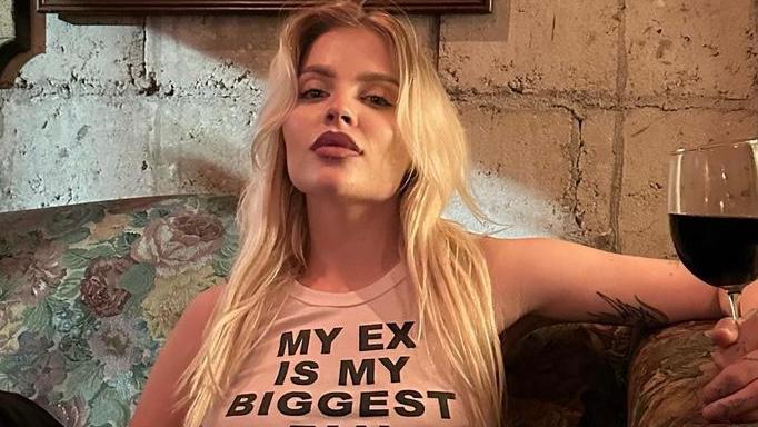 Luísa Sonza agita fãs vestindo camiseta estampada com indireta para ex-namorados