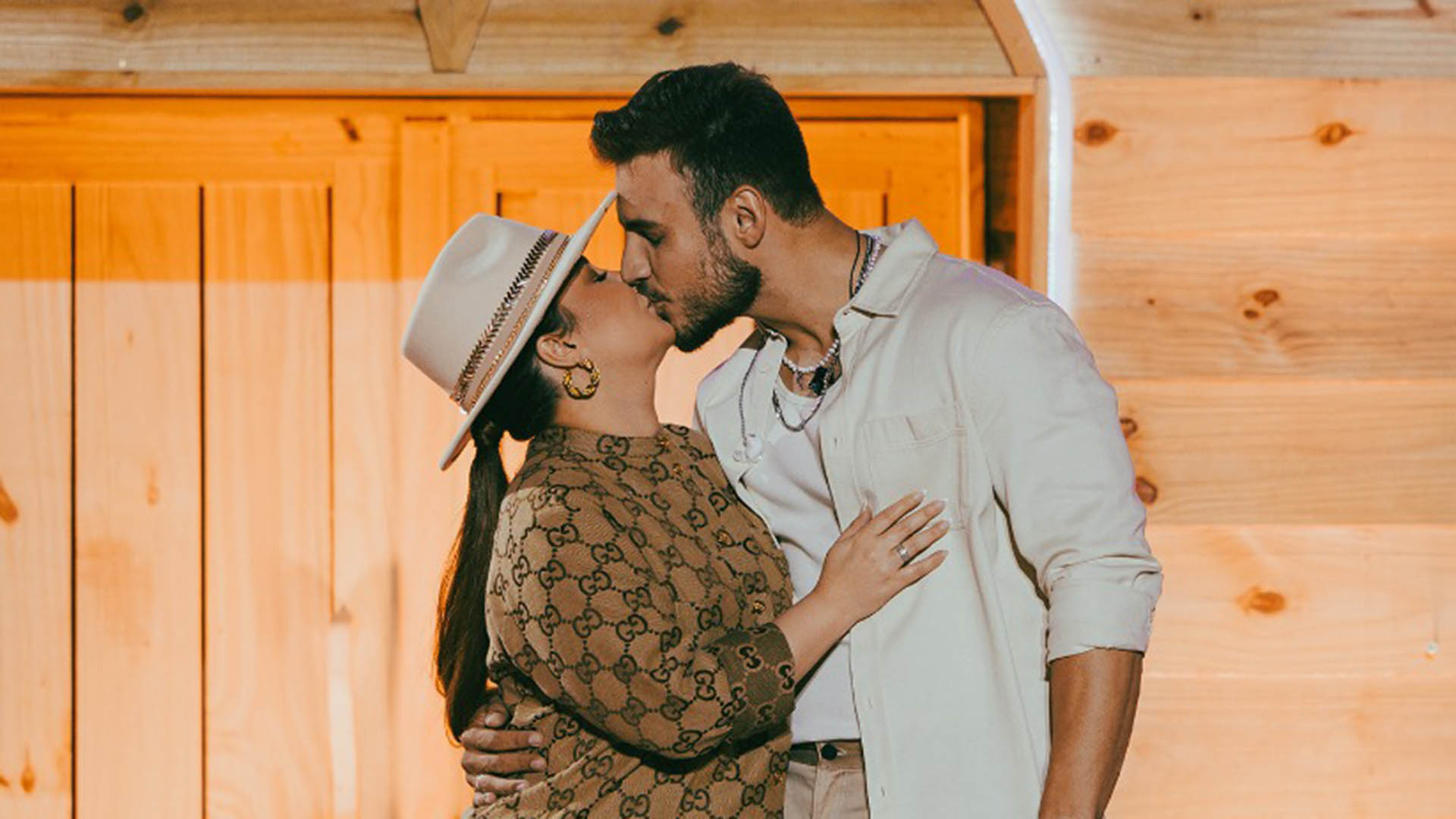Matheus Gabriel dá beijão em Maiara no palco: ‘Estamos muito felizes’