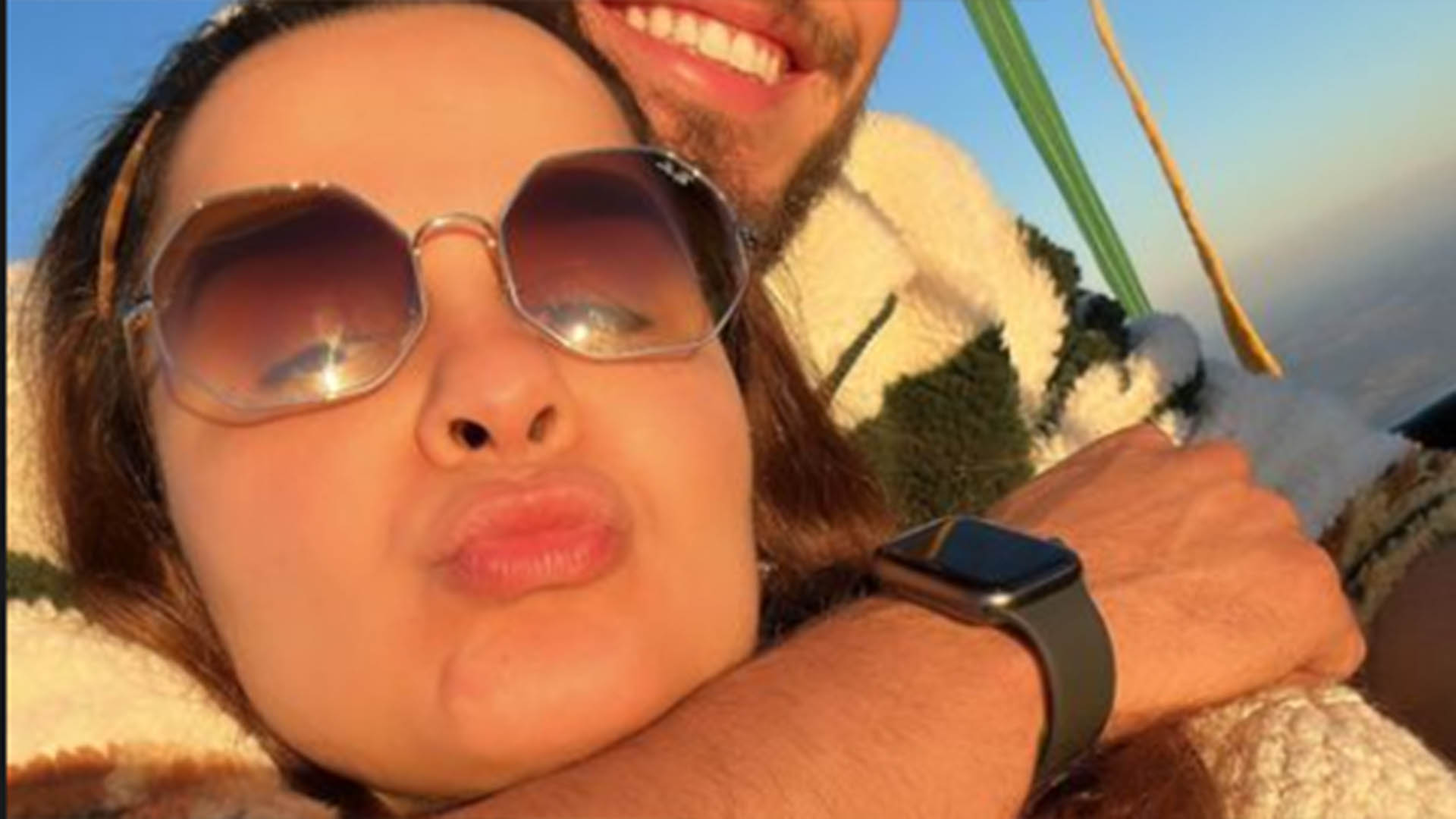 Maiara surge agarrada com Matheus Gabriel em passeio de balão