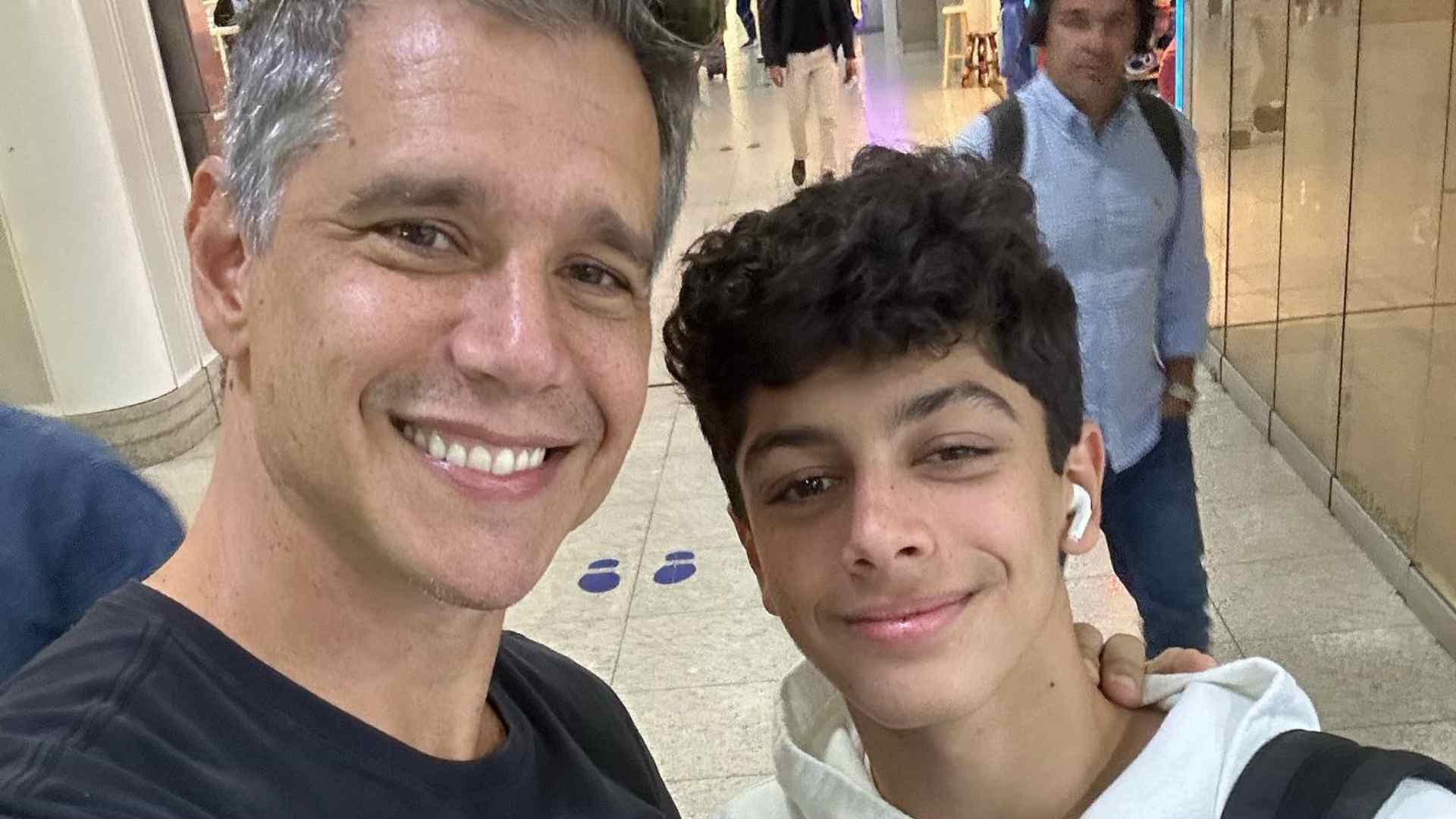Filho de Marcio Garcia realiza primeira viagem sozinho e apresentador desabafa: “Coração apertou”