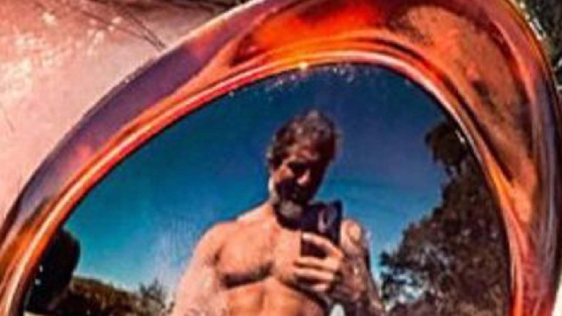 Marcos Mion surge sem camisa em selfie inusitada com a esposa: ‘Te amo’