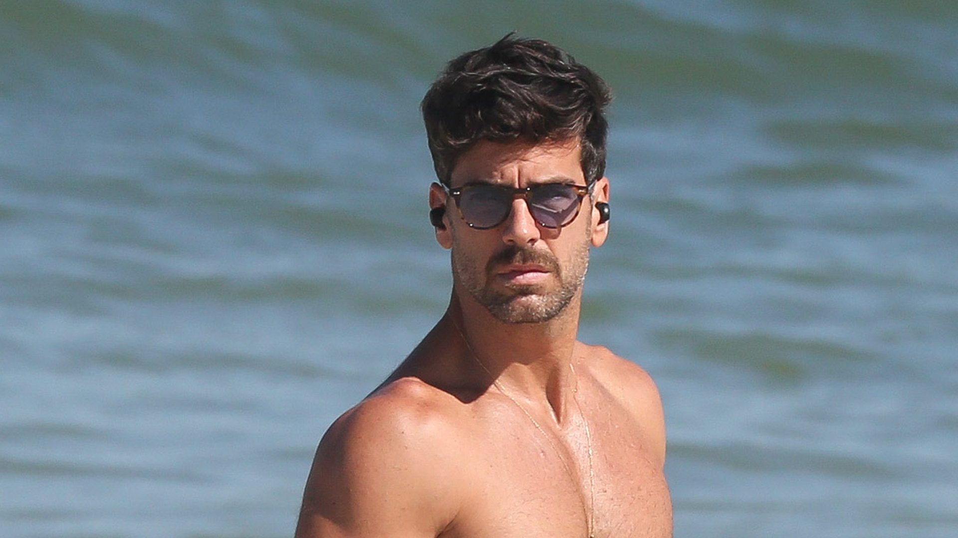 Marcos Pitombo exibe corpo musculoso e volume na sunga rouba a cena