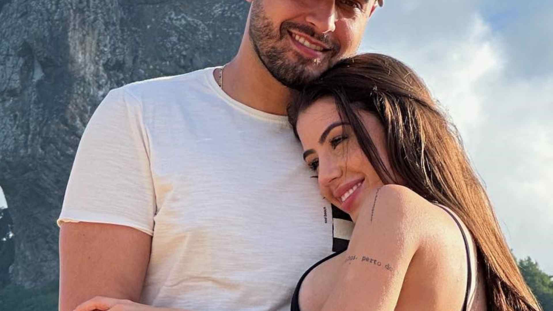Em Noronha, ex de Whindersson Nunes posa agarradinha com novo namorado
