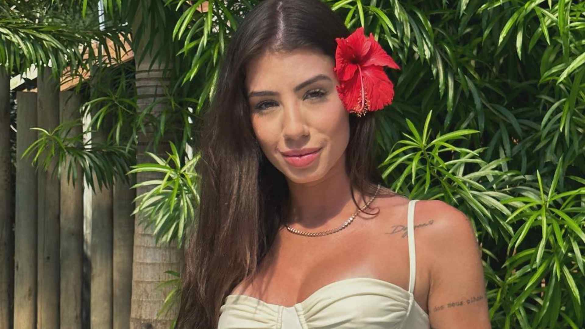 Maria Lina ostenta cintura fininha em cliques de biquíni: “Lindíssima”