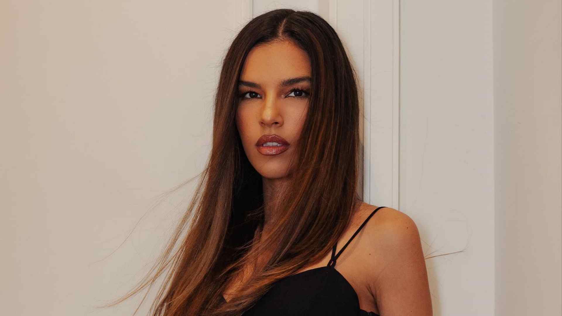 Mariana Rios aposta em look curto e justo para curtir a noite: “Maravilhosa”