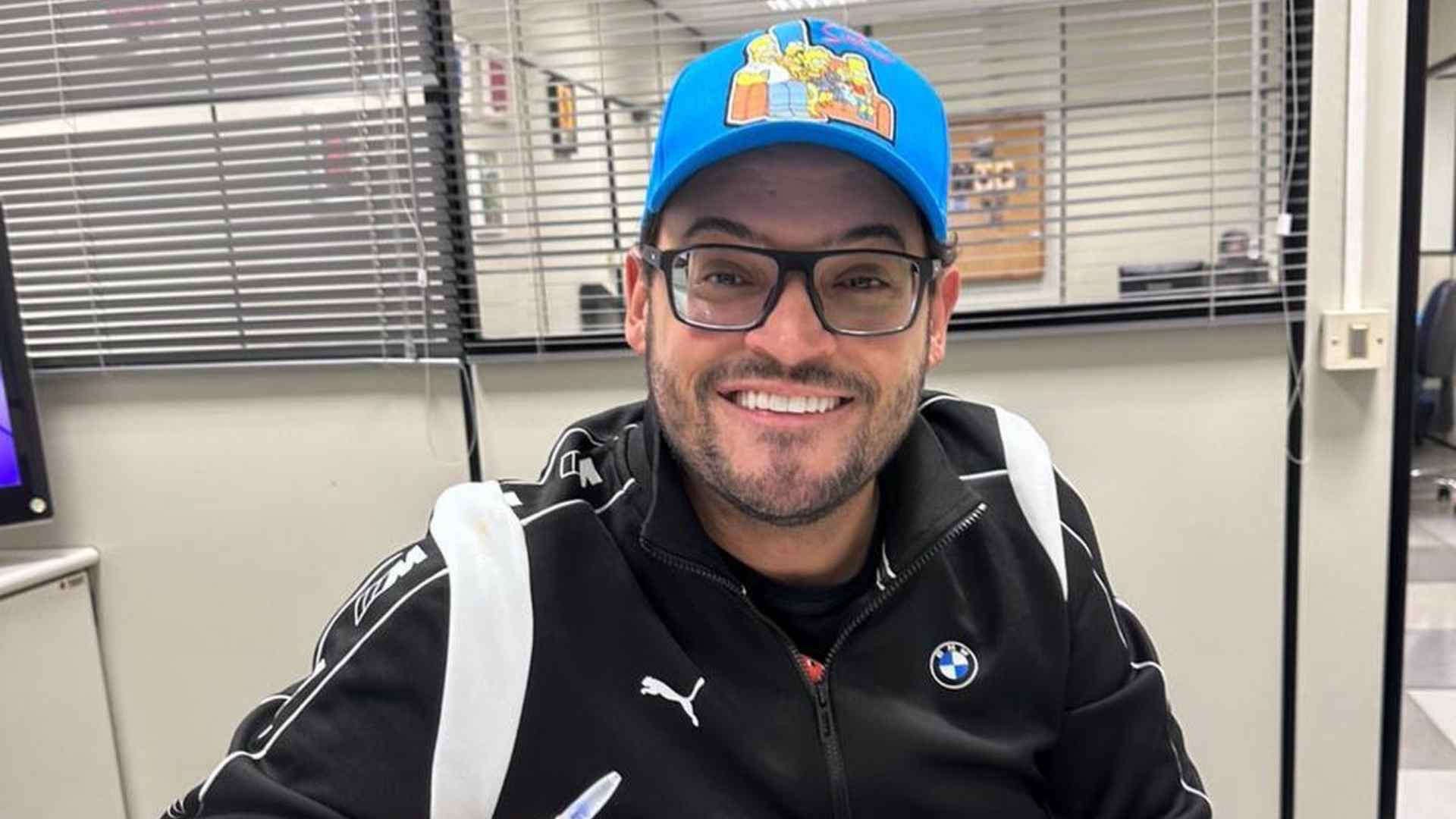 Matheus Ceará comemora ao renovar contrato com o SBT: “Passando a caneta”