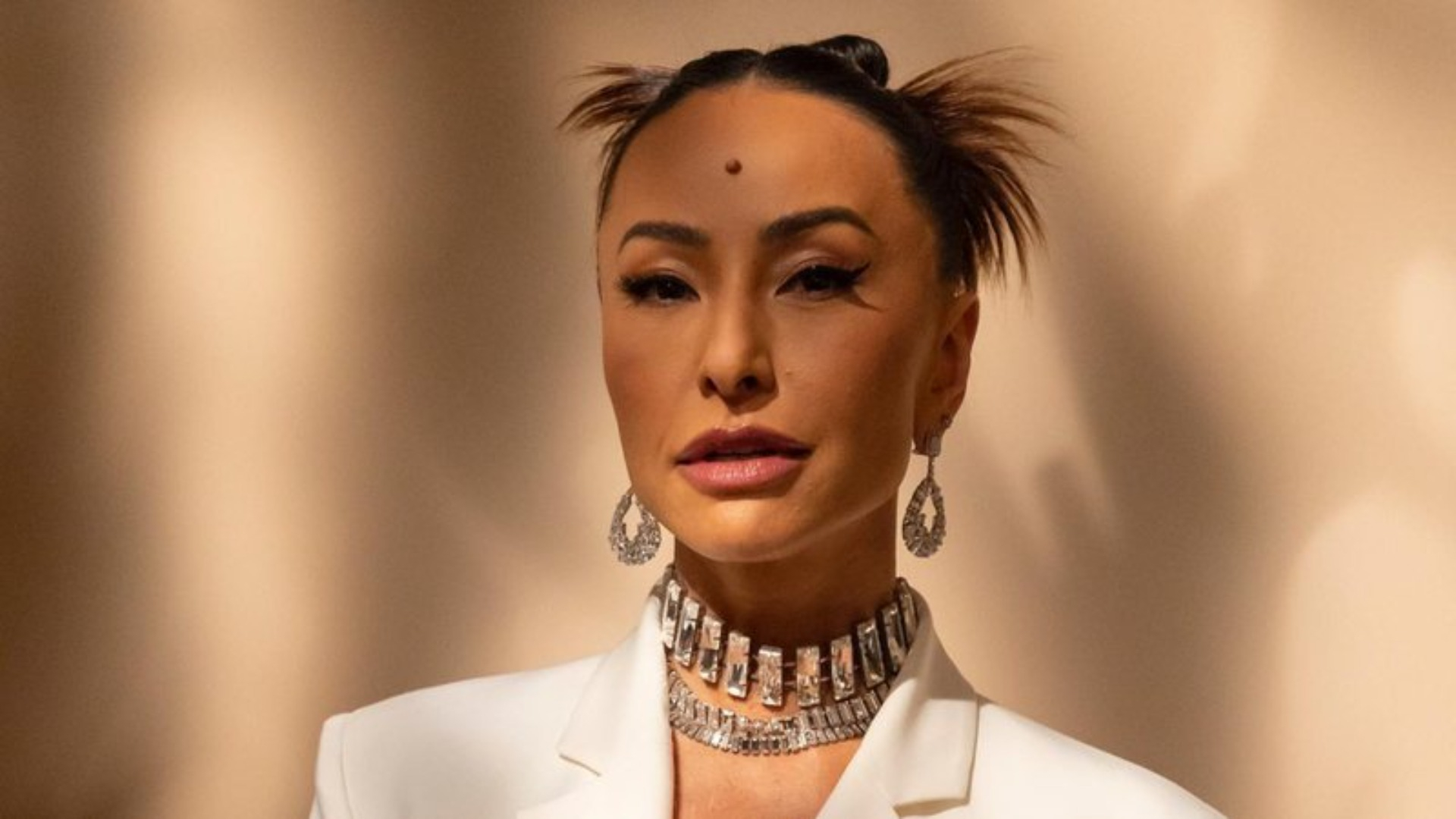 Sabrina Sato deve reatar com amor do passado, diz tarólogo
