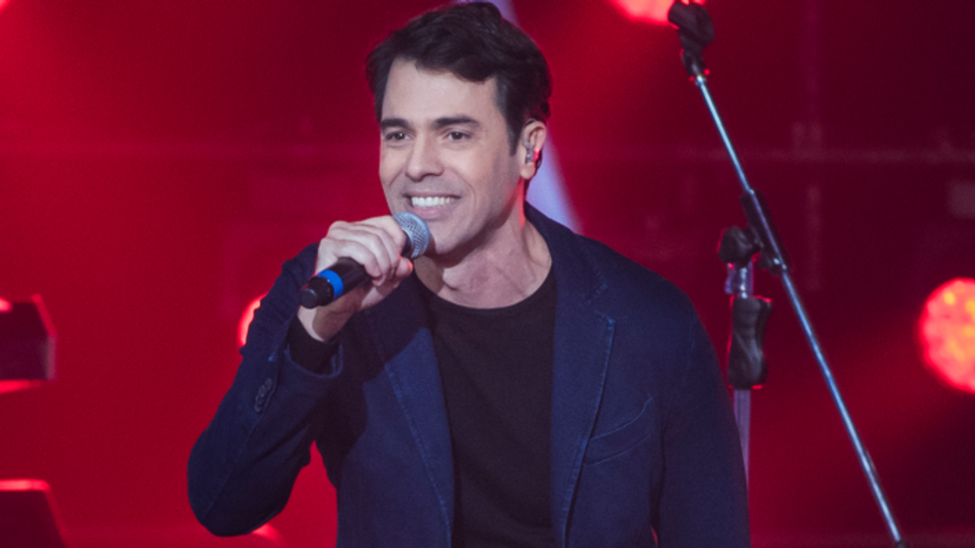 Claudio Lins equilibra carreira entre show, peças e composições: ‘Homenagens’