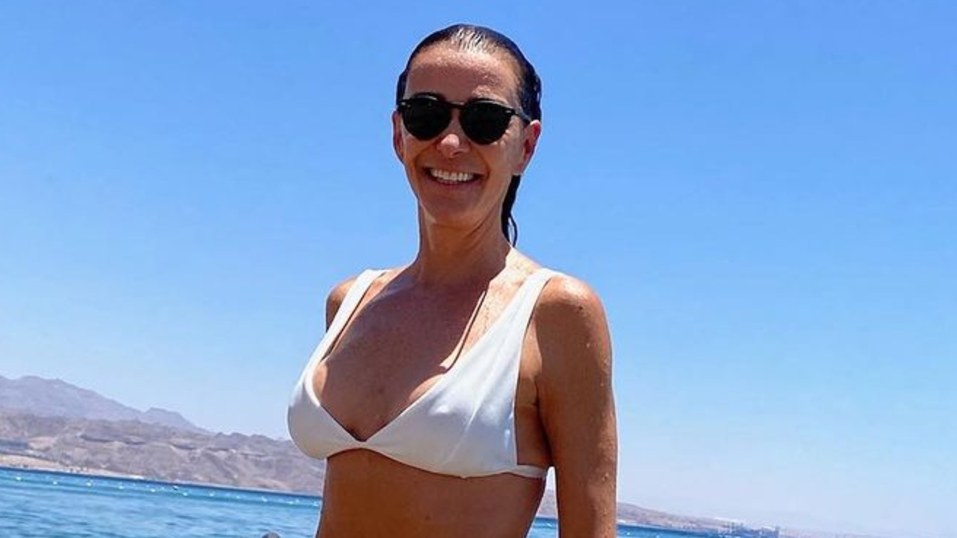 Mônica Martelli rouba a cena ao surgir de biquíni branco: ‘Deusa’