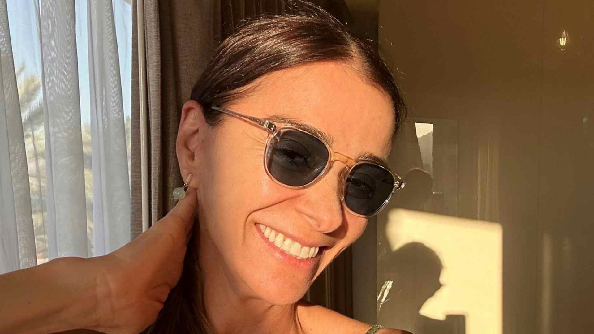 Mônica Martelli esbanja beleza natural em cliques sob a luz do sol: “Gata”