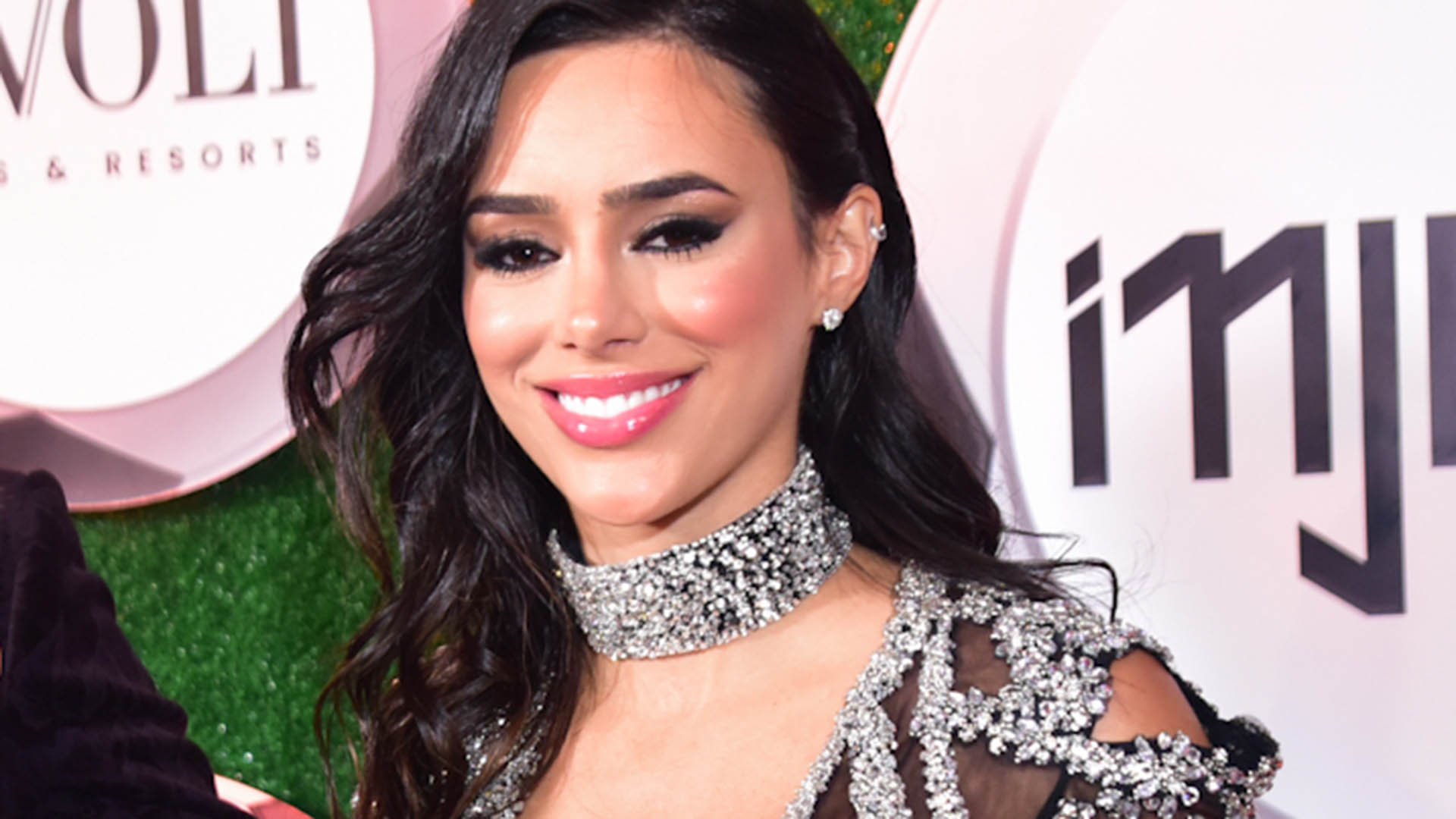 Grávida, Bruna Biancardi aposta em vestido com brilhos e fenda para evento com Neymar Jr