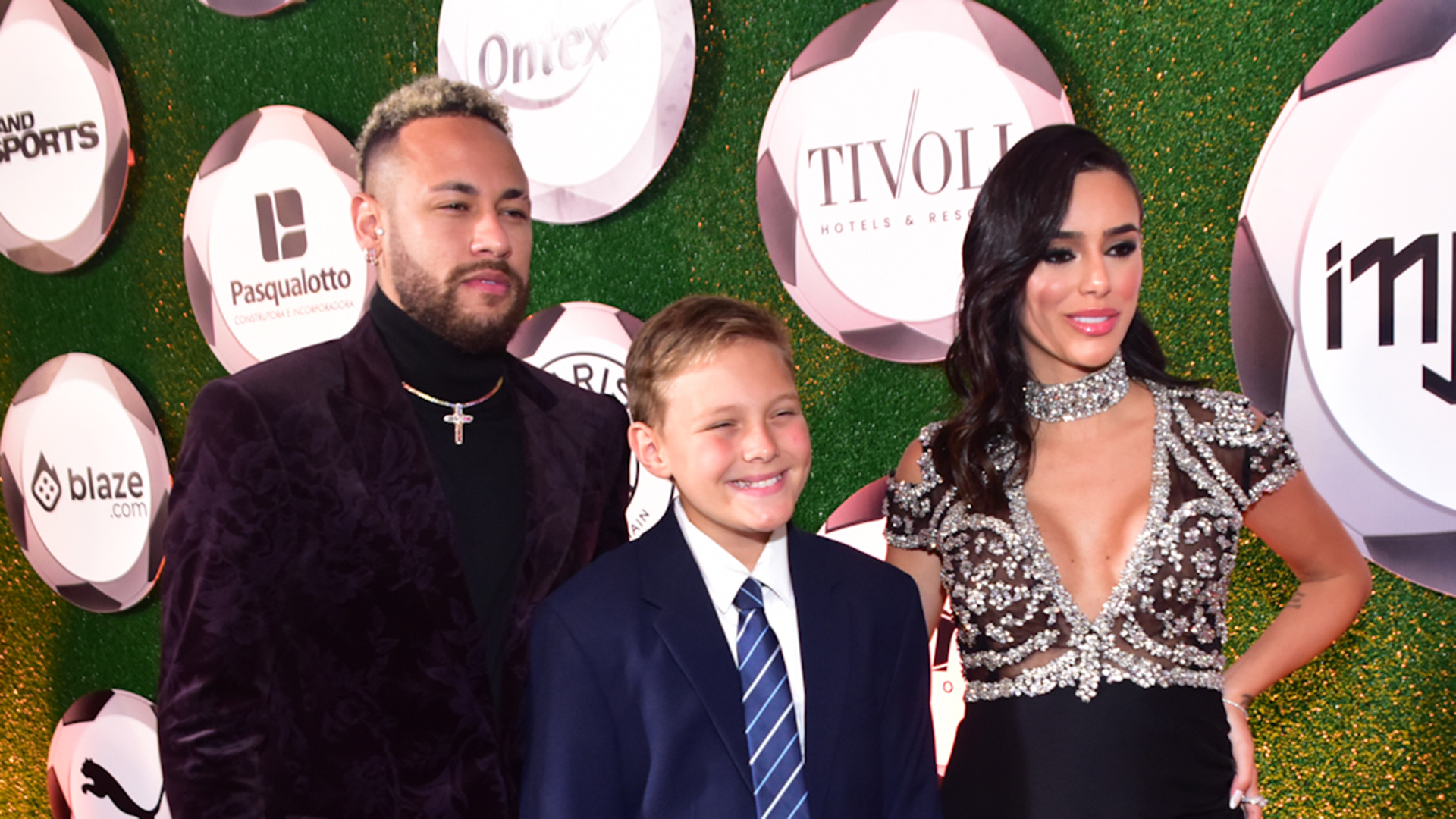 Neymar Jr e Bruna Biancardi chegam juntos ao leilão do instituto dele