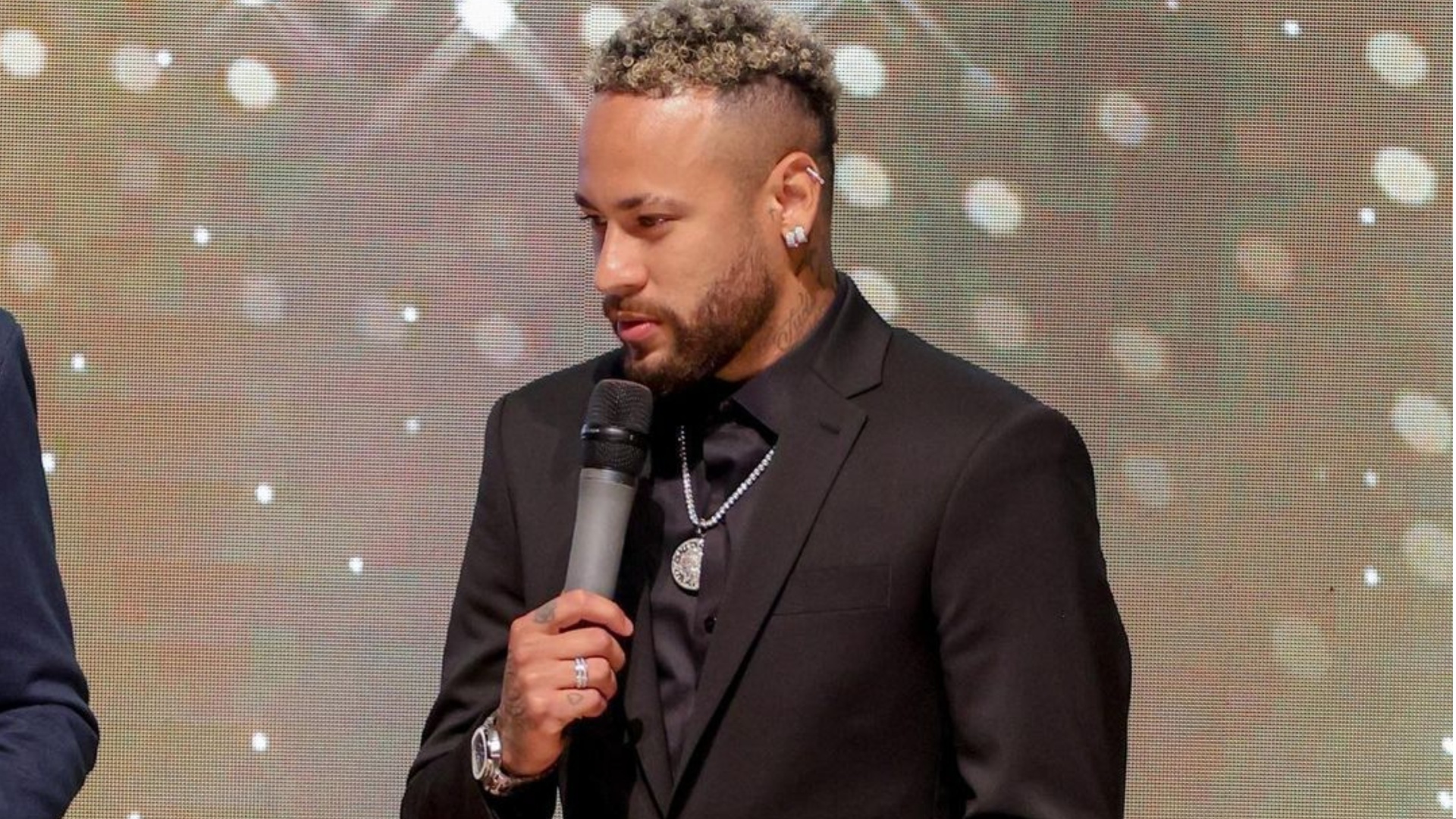 Em meio à polêmica, Neymar recebe prêmio com homenagem: ‘Jamais imaginei’