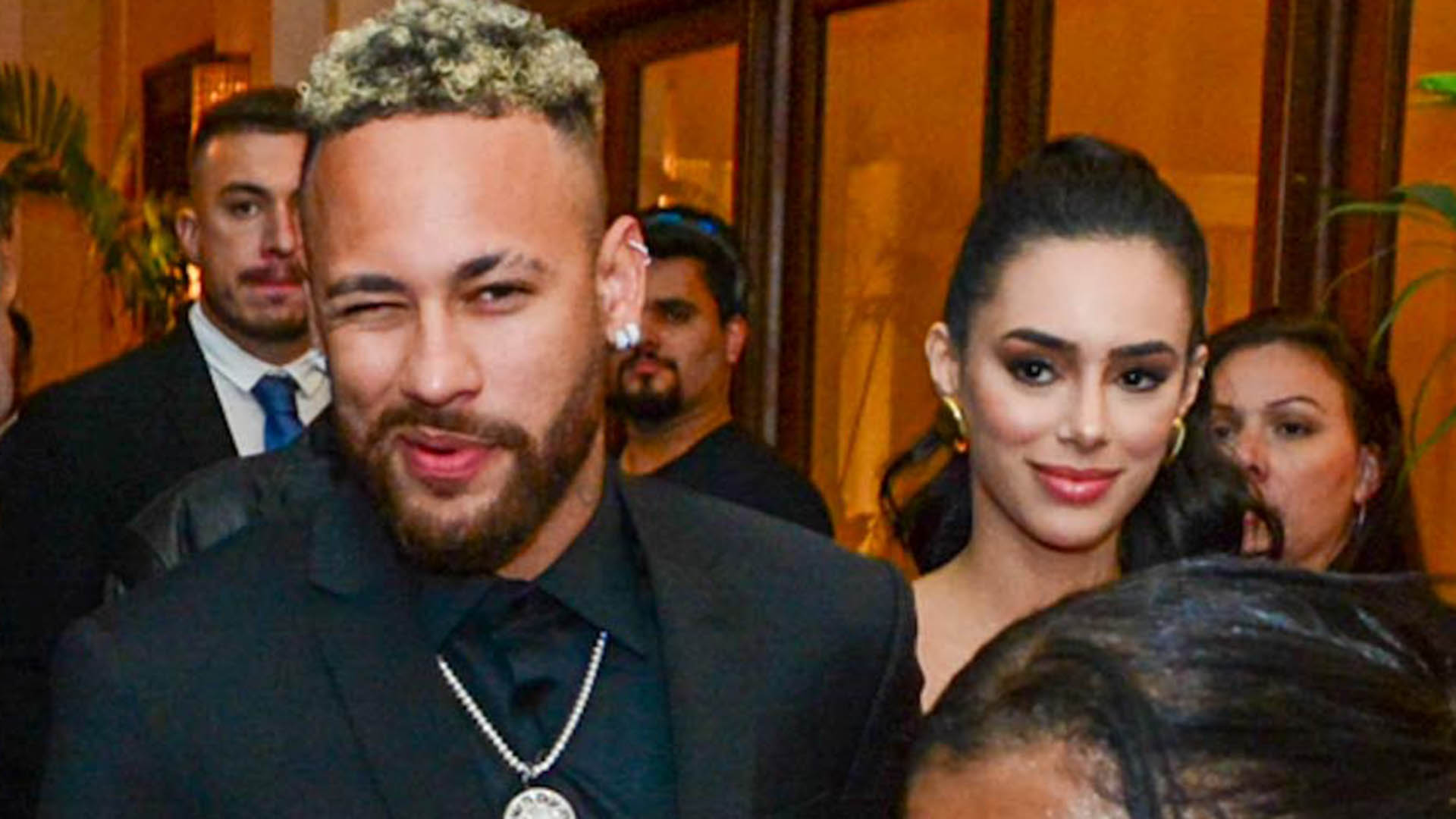 Após revelar nome da filha, Neymar Jr surge de mãos dadas com Bruna Biancardi em evento