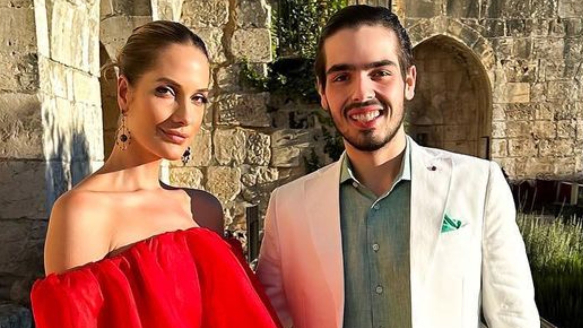 Em Jerusalém, nora de Faustão rouba a cena de vestido vermelho: ‘Lindos’