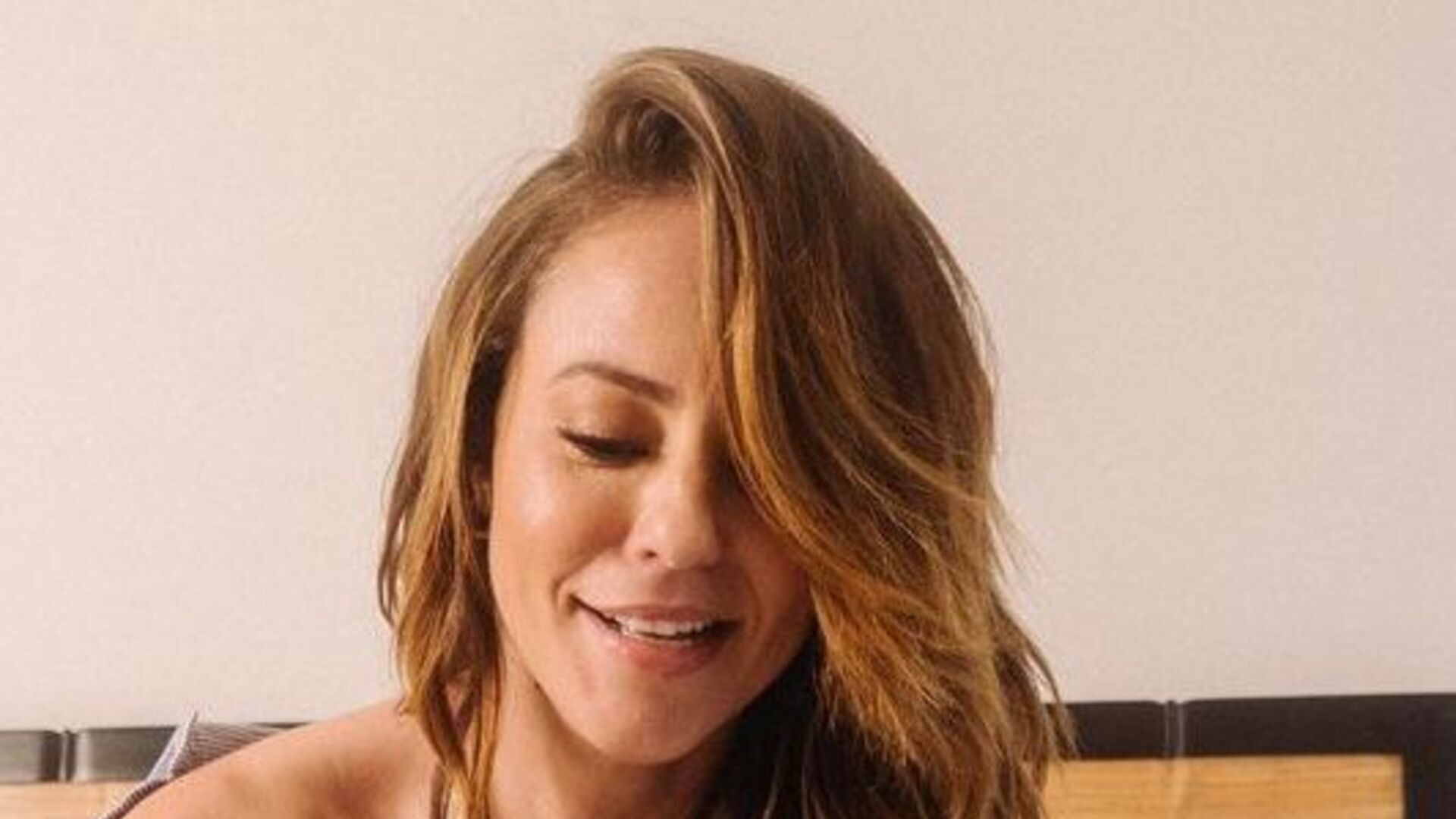 Paolla Oliveira choca fãs ao surgir com as pernas à mostra na cama: “Surreal”