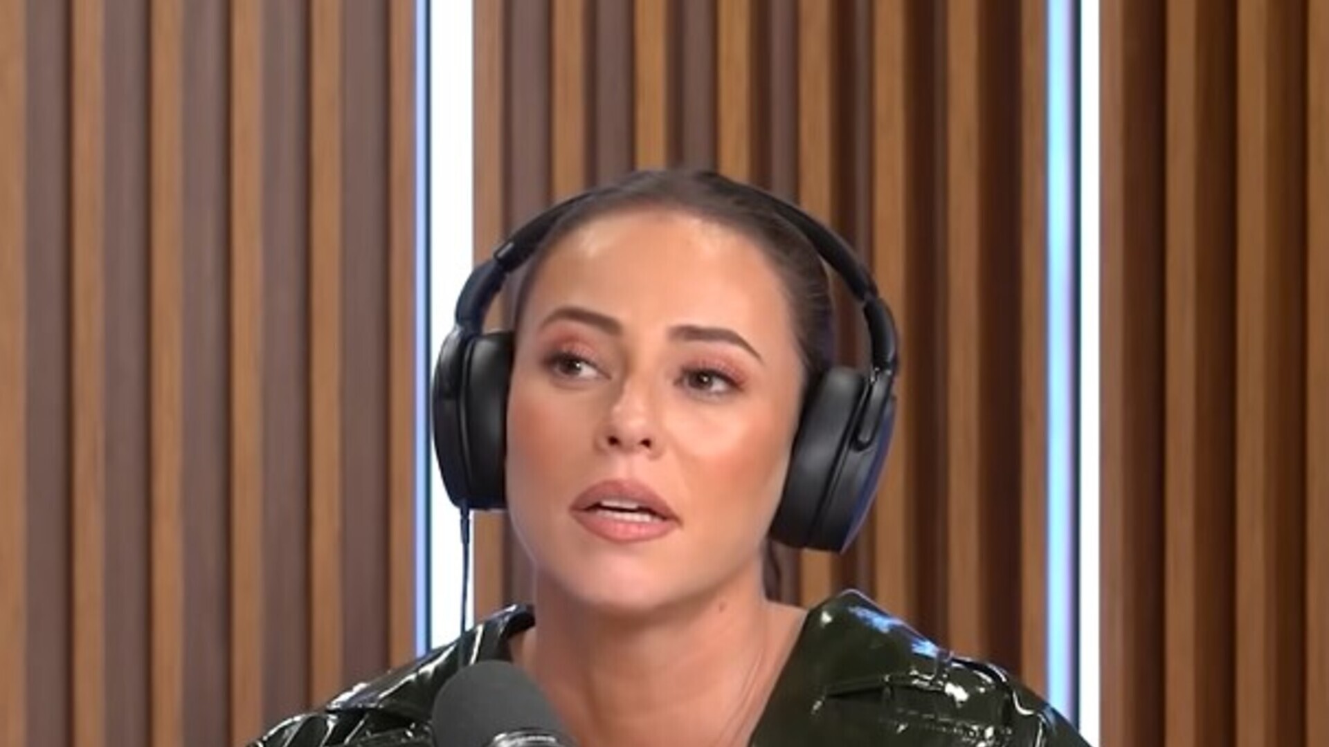 Paolla Oliveira aposta na beleza ao mostrar look para participação em podcast: “Espetáculo”