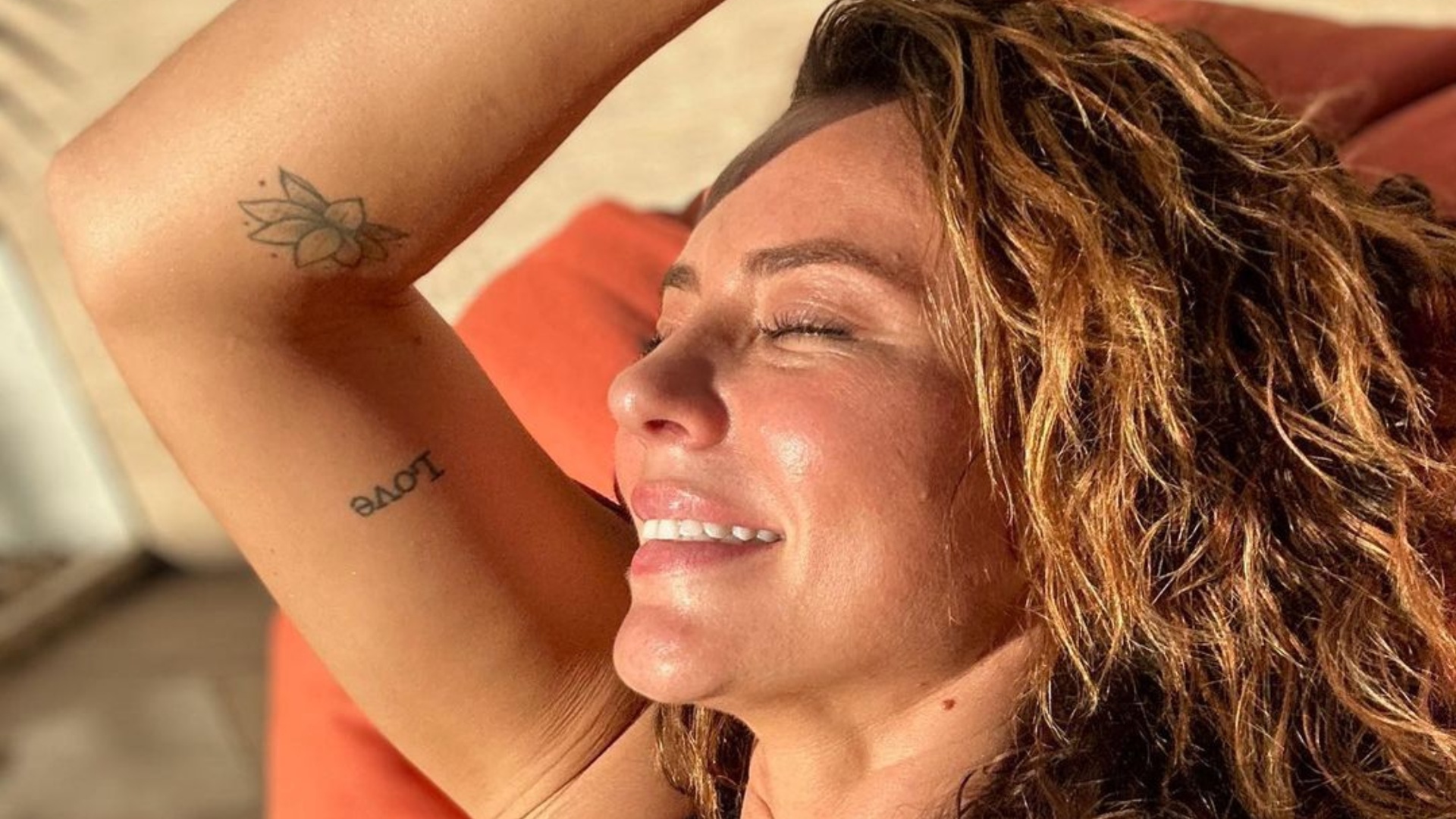 De maiô, Paolla Oliveira se exibe em momento no sol: ‘Toda linda’
