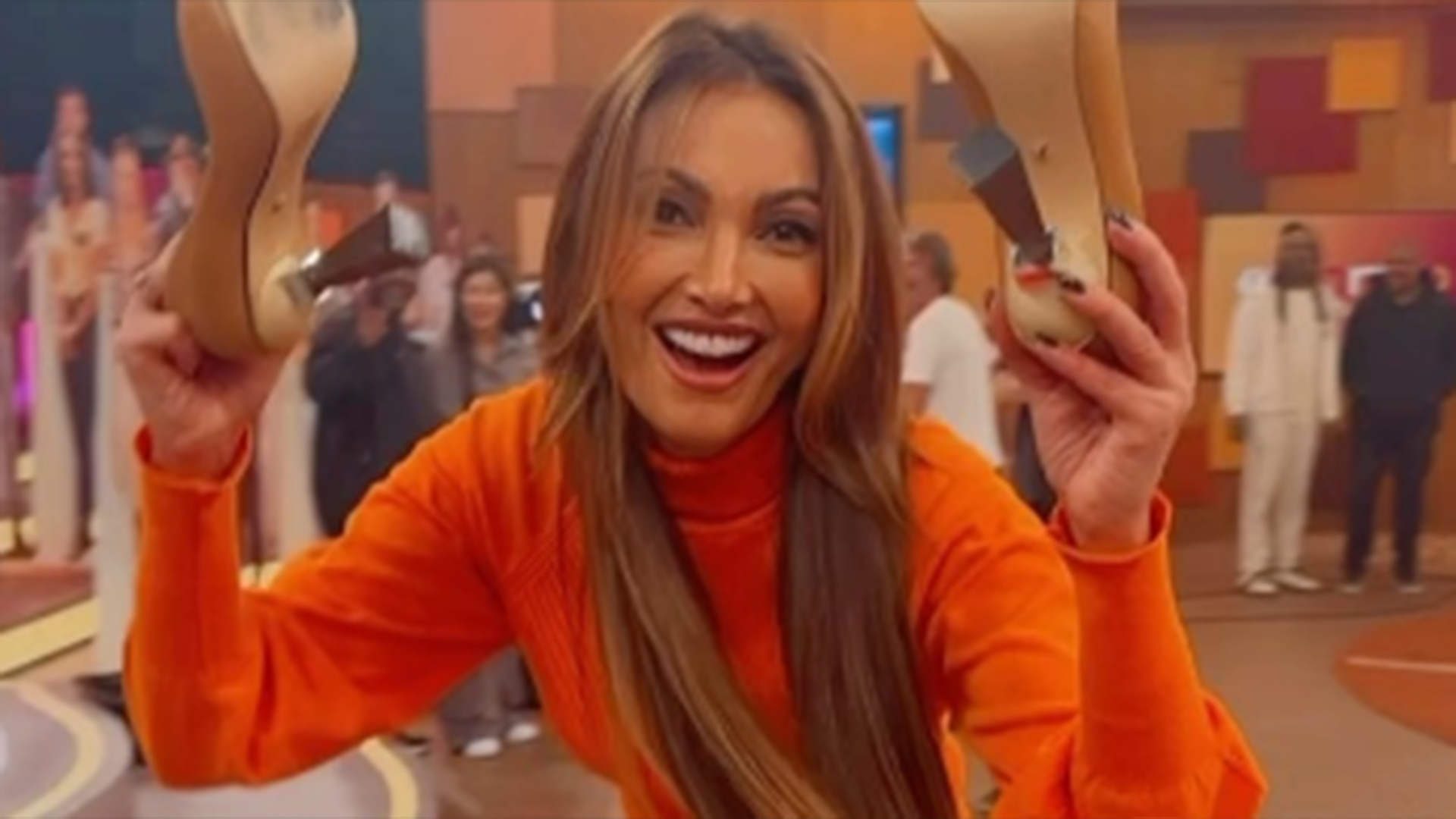 Patricia Poeta surge descalça nos bastidores do programa Encontro