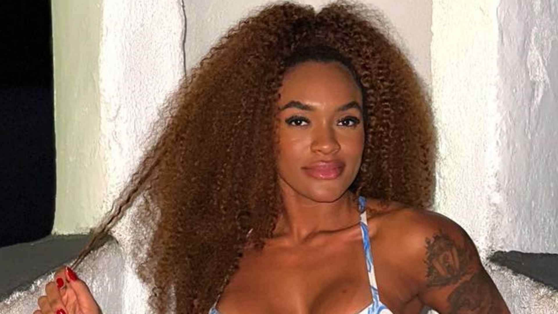 Patrícia Ramos aposta em look com decote e fenda após separação: “O corpão”
