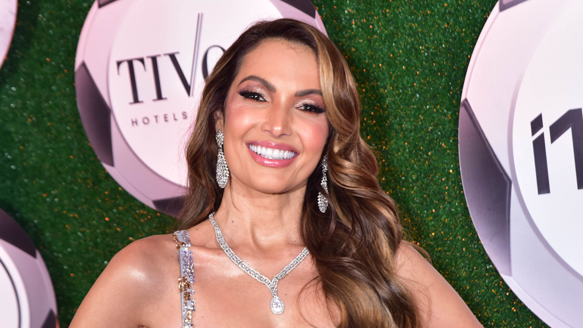 Patricia Poeta atrai os olhares ao usar vestido prateado no evento de Neymar Jr