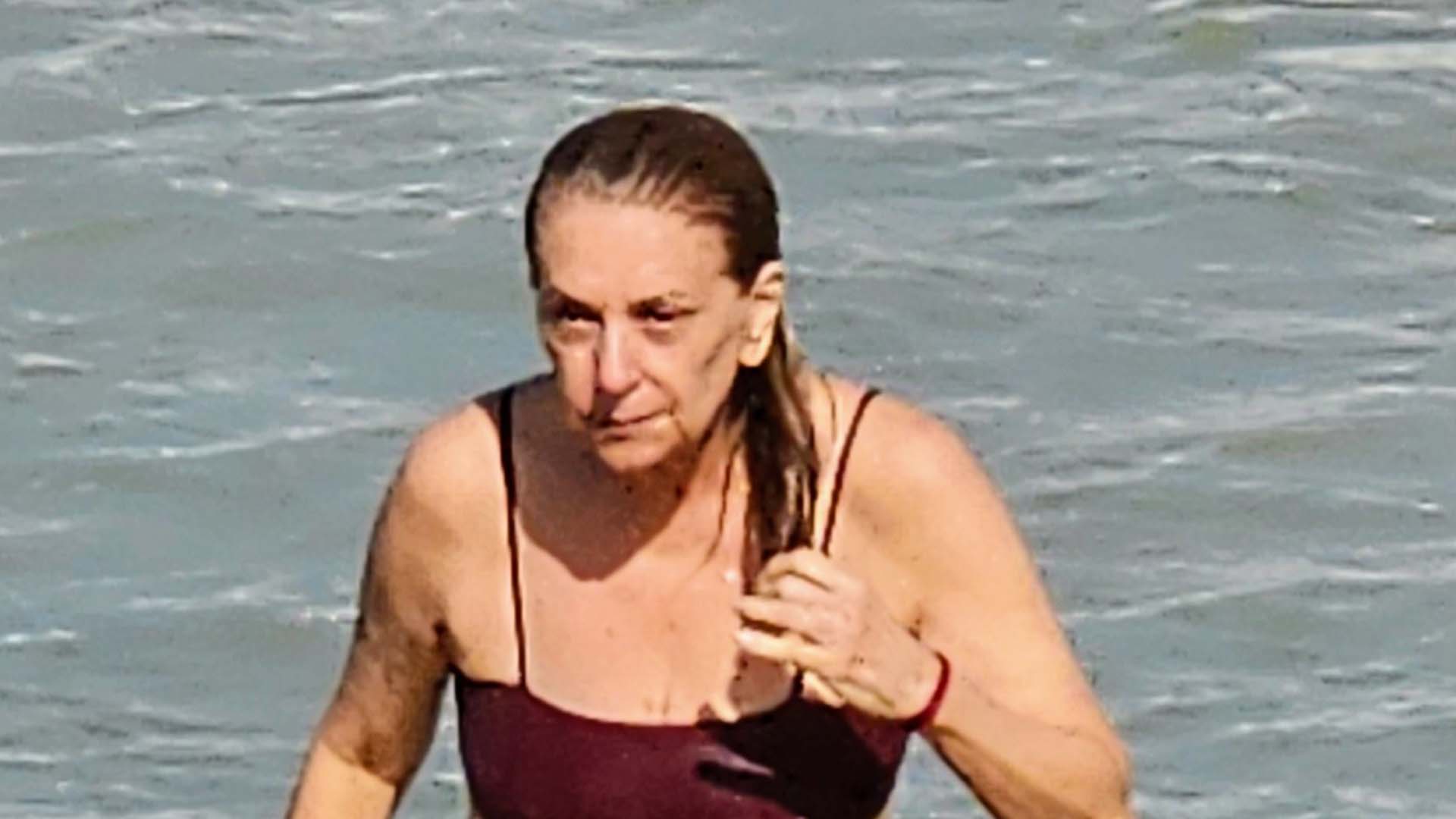 De biquíni, Patricya Travassos toma banho de mar no Rio de Janeiro