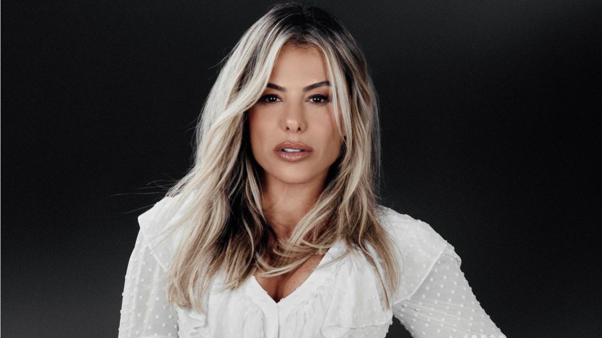 De look branco, Poliana Rocha impacta ao surgir arrasadora em ensaio: ‘Vovó mais maravilhosa’