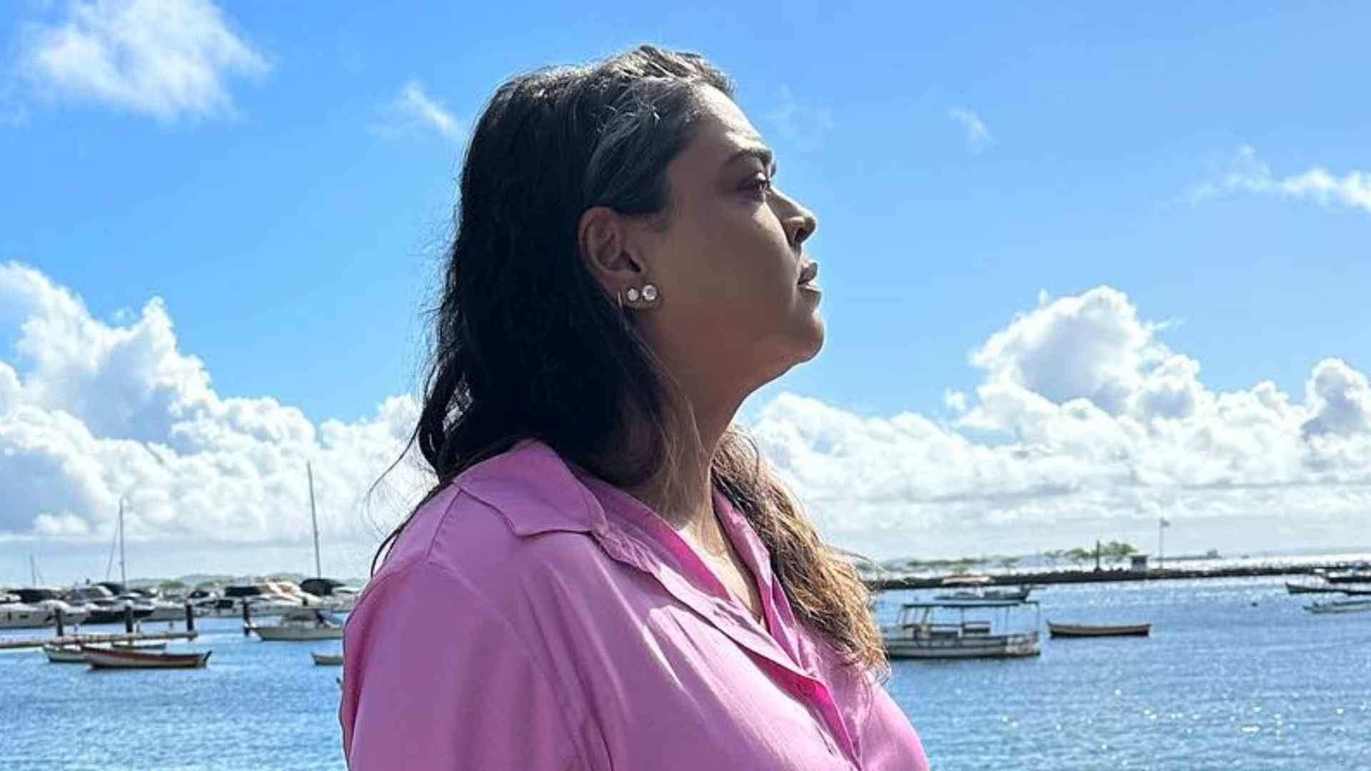 Em Salvador, Preta Gil esbanja beleza durante passeio na praia