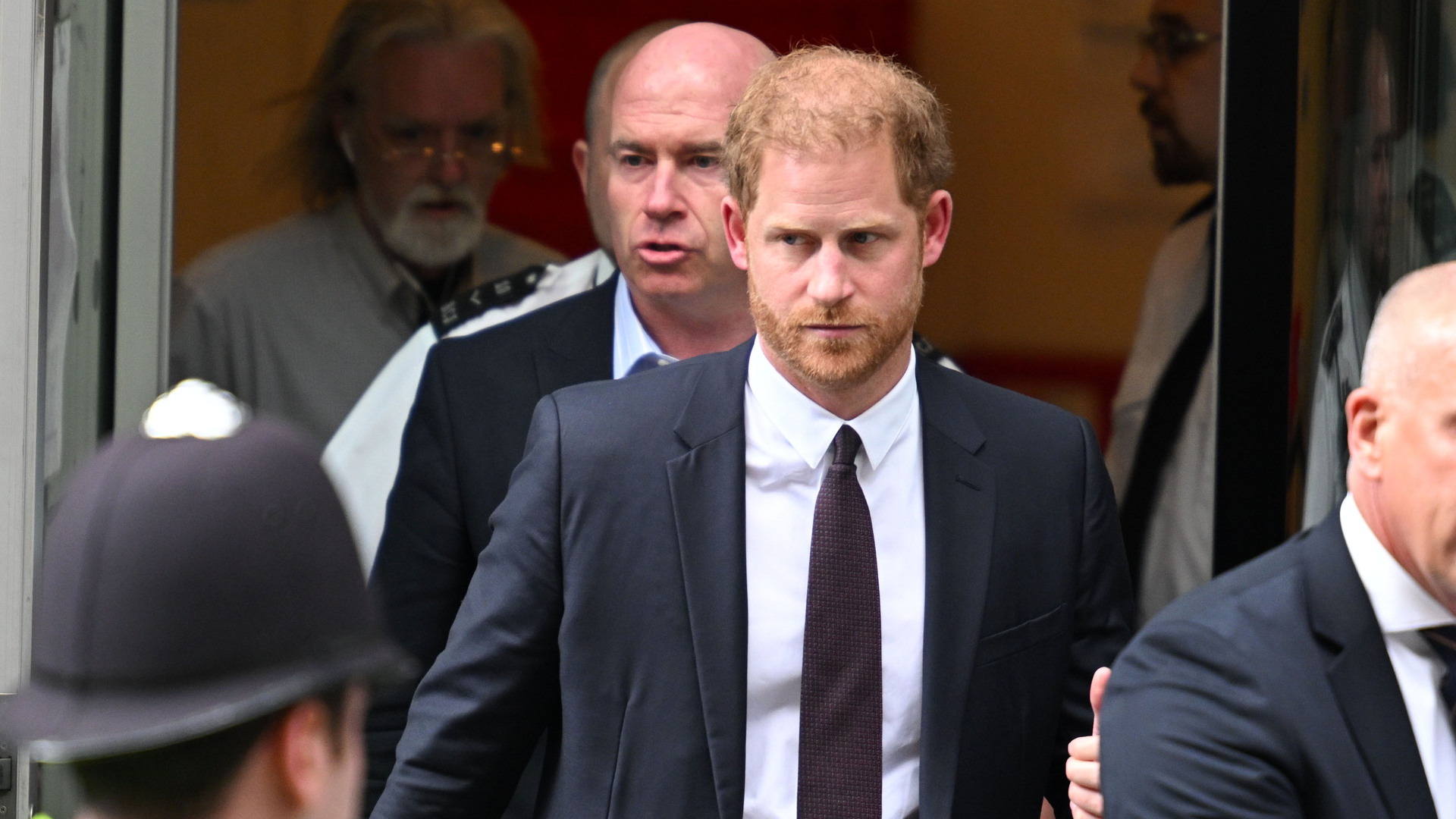 Príncipe Harry é o primeiro membro da Família Real a depor em tribunal; entenda o caso