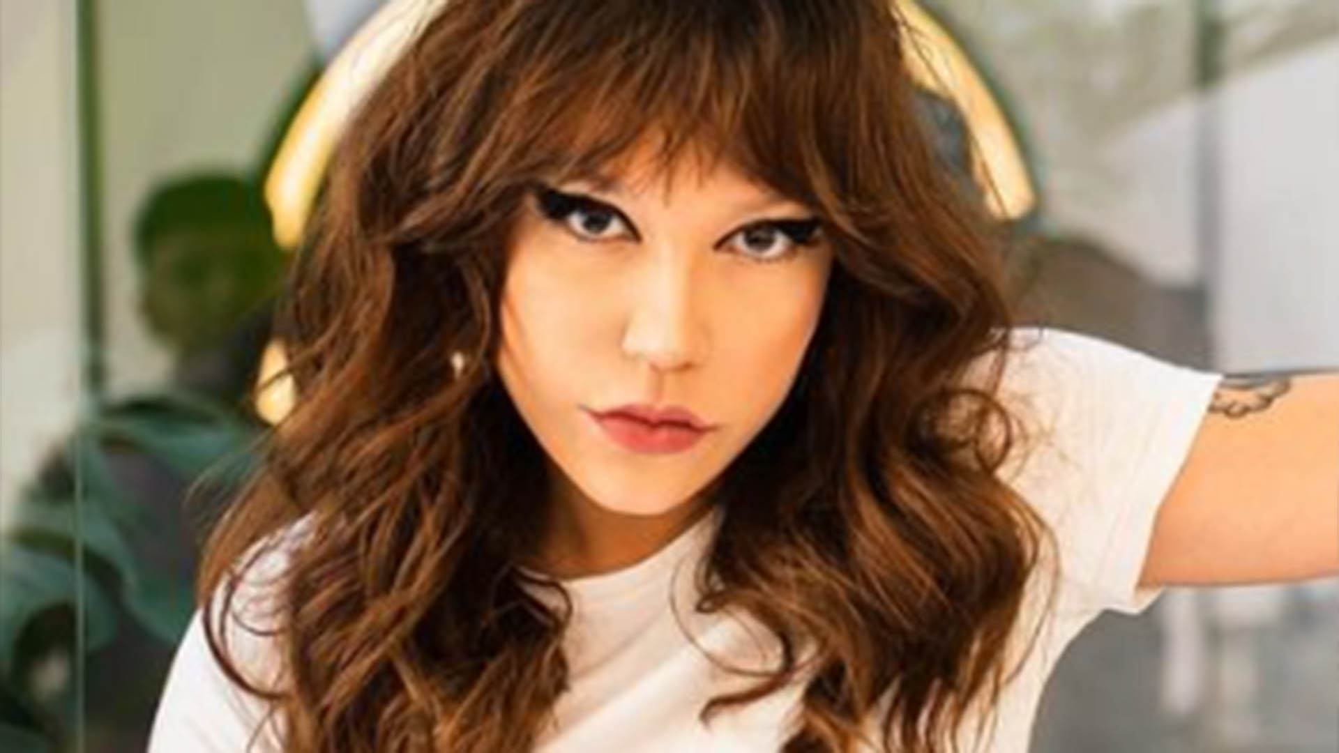Com novo visual, Priscilla Alcantara posa com a barriga de fora em novas fotos