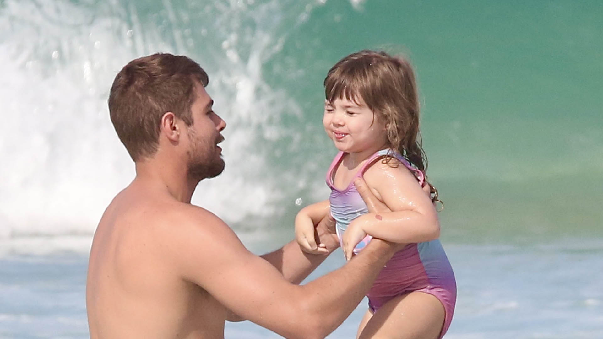 Filha de Tata Werneck e Rafael Vitti rouba a cena em dia na praia