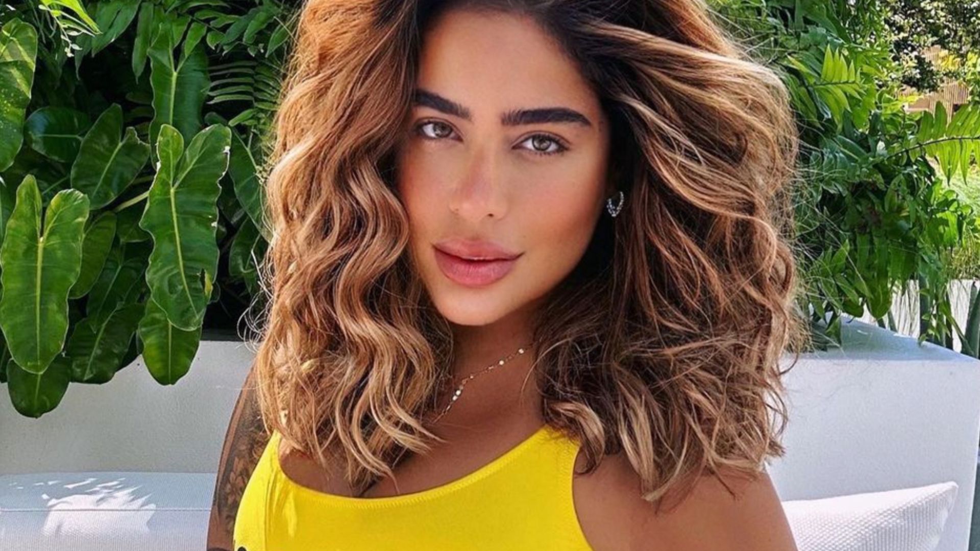 Irmã de Neymar exibe a virilha tatuada com maiô cavado de R$ 2 mil: “Deliciosa”