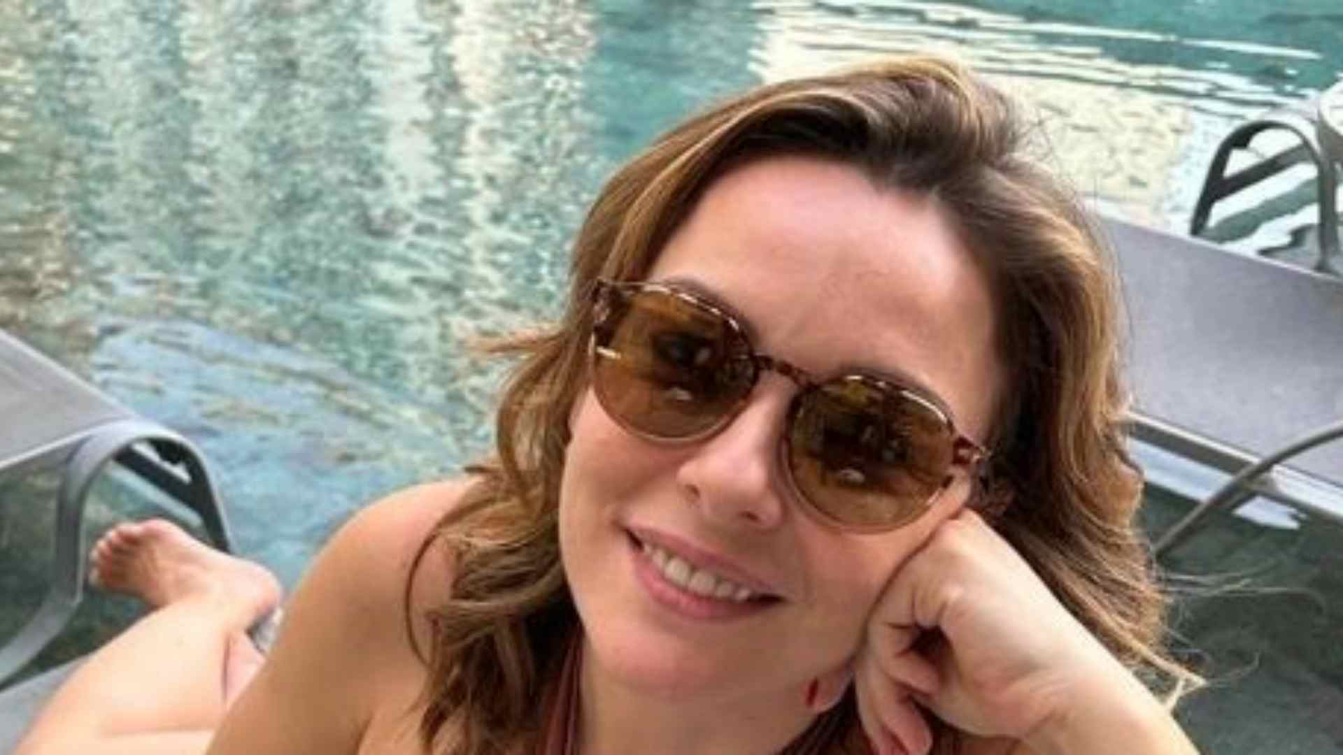 De maiô, Regiane Alves exibe corpão escultural ao curtir dia na piscina: “Linda”
