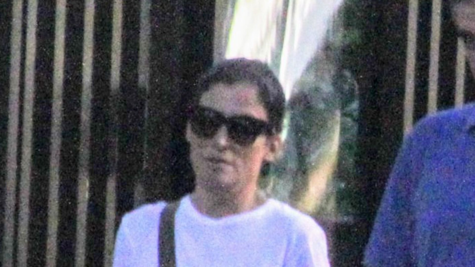 Discretos e felizes: Renata Vasconcellos é clicada com o marido em momento raríssimo