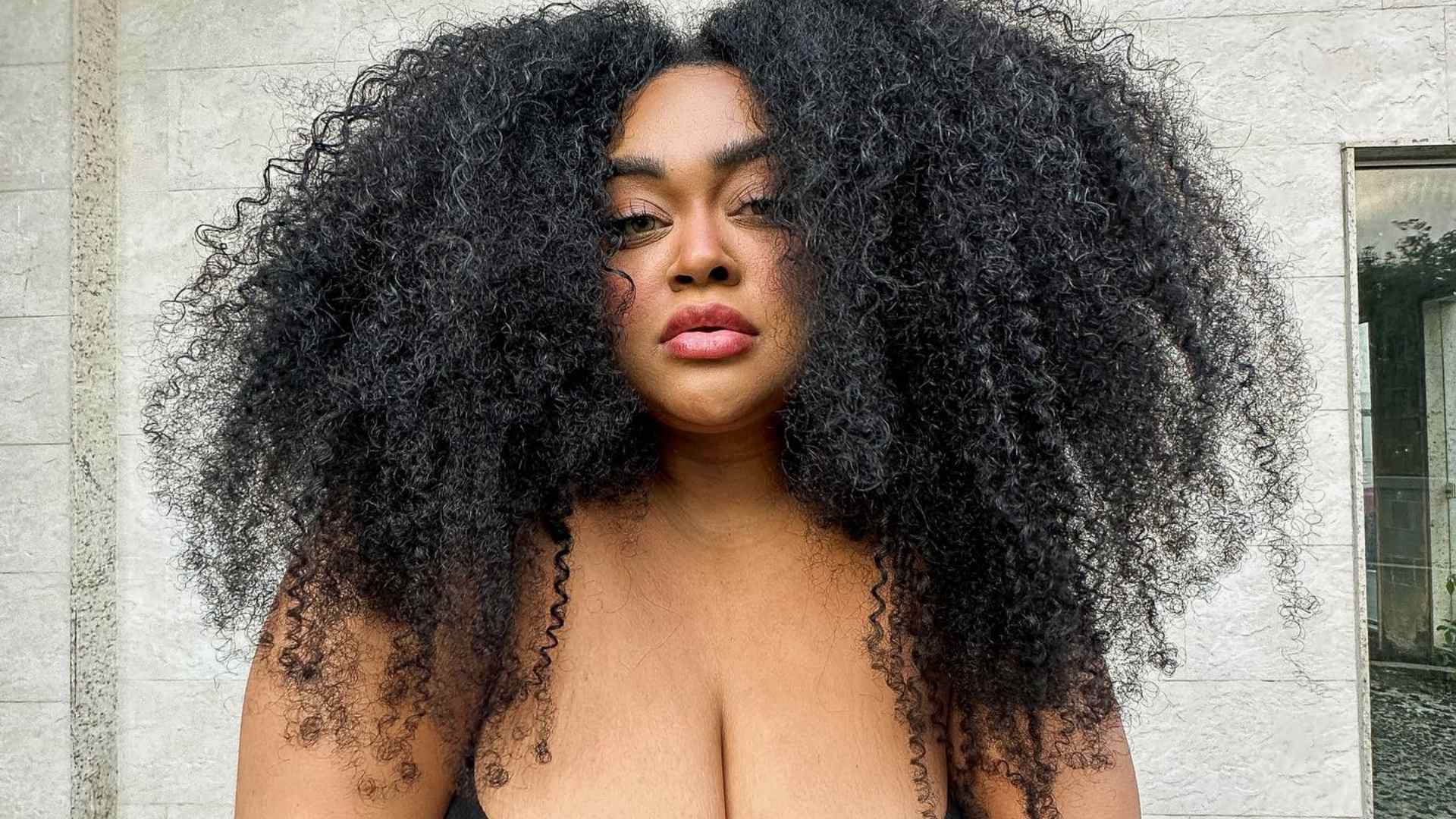 Ex-BBB Rízia Cerqueira chama atenção ao usar saia diferentona: “Quero”