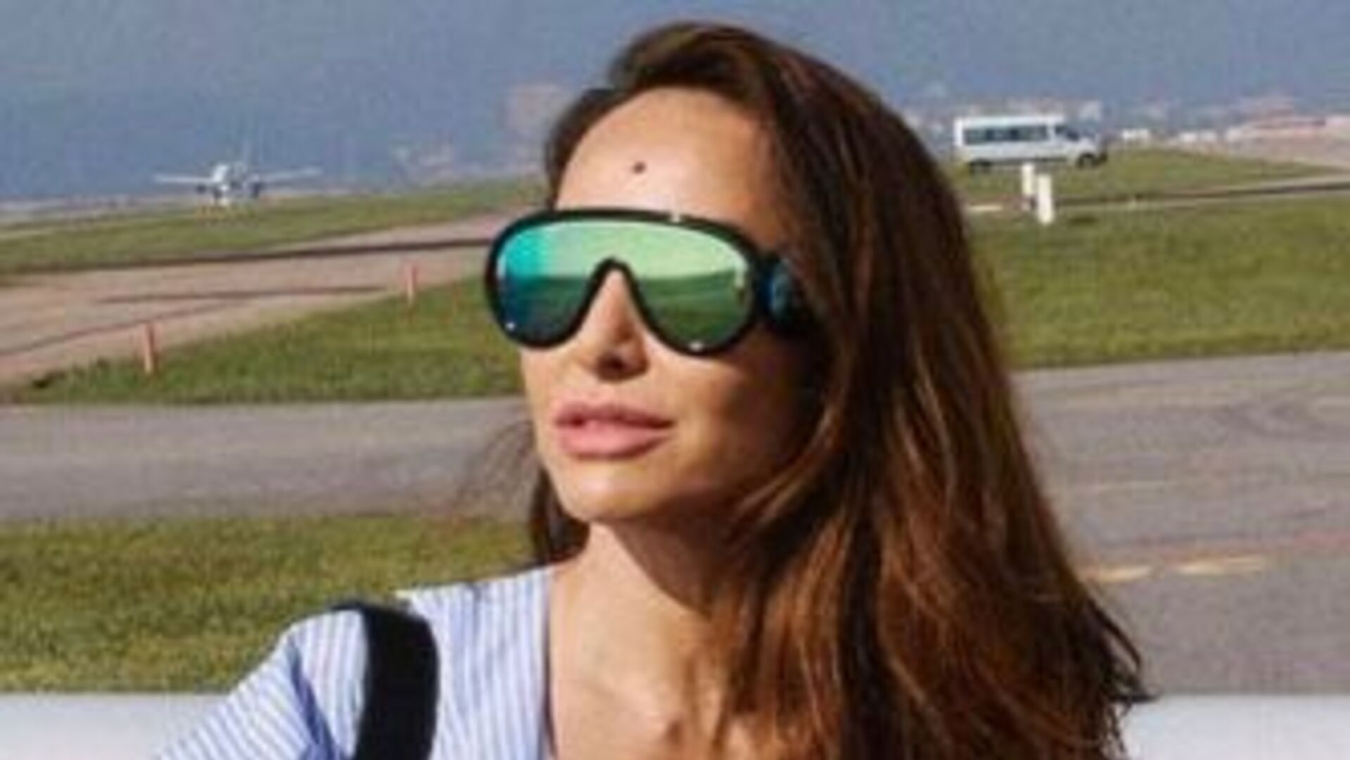 Sabrina Sato esbanja beleza e estilo ao posar em frente de avião: “Maravilhosa”