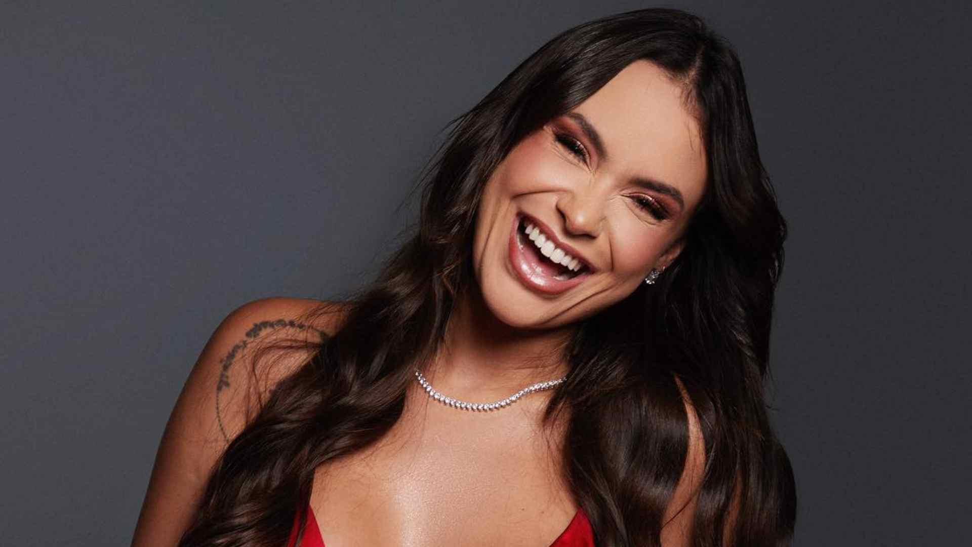 Ex-BBB Sarah Andrade surge deslumbrante em look justinho e decotado: “Linda”