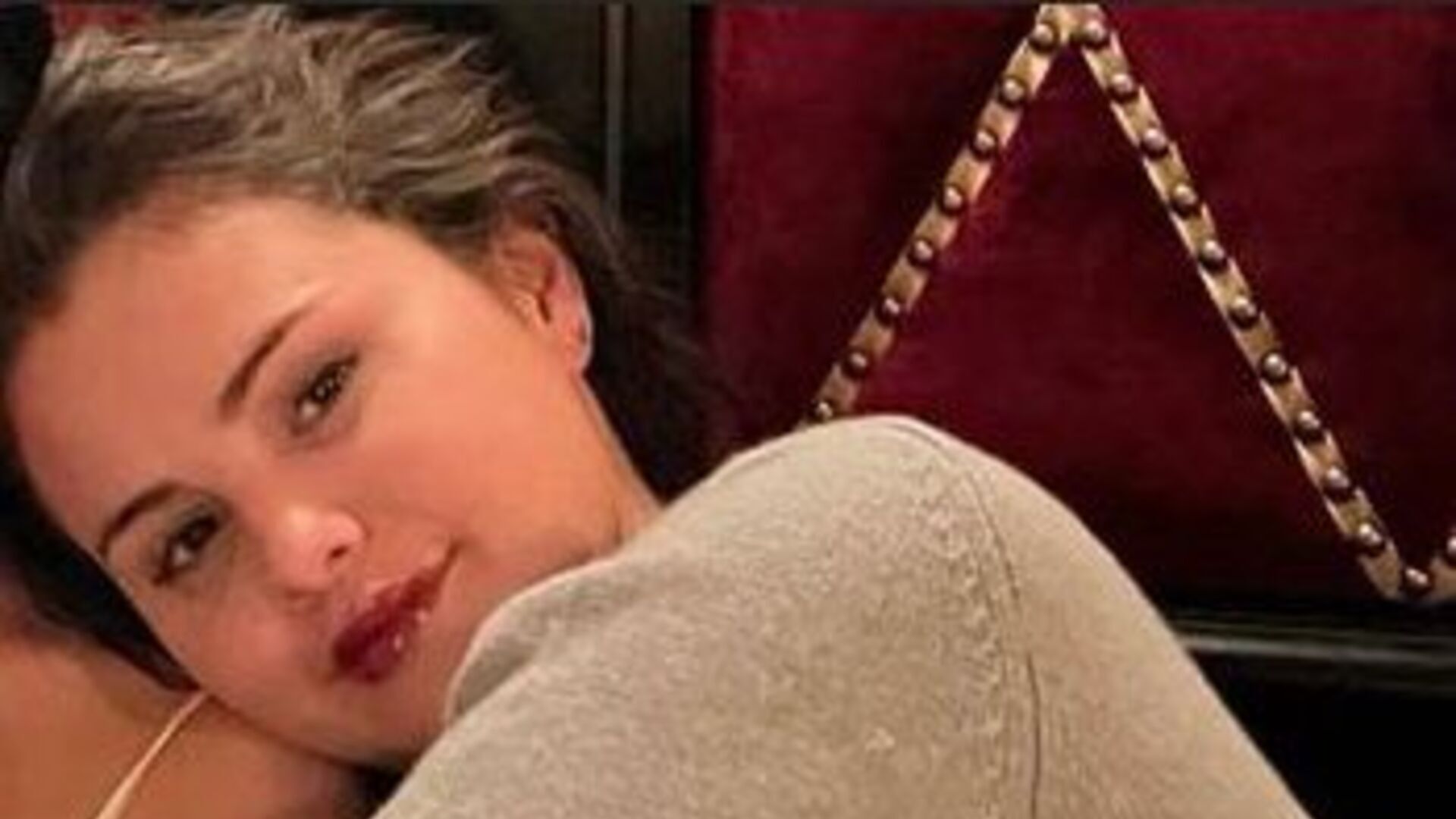 Selena Gomez revela status de relacionamento em vídeo e surpreende fãs: “Até você”
